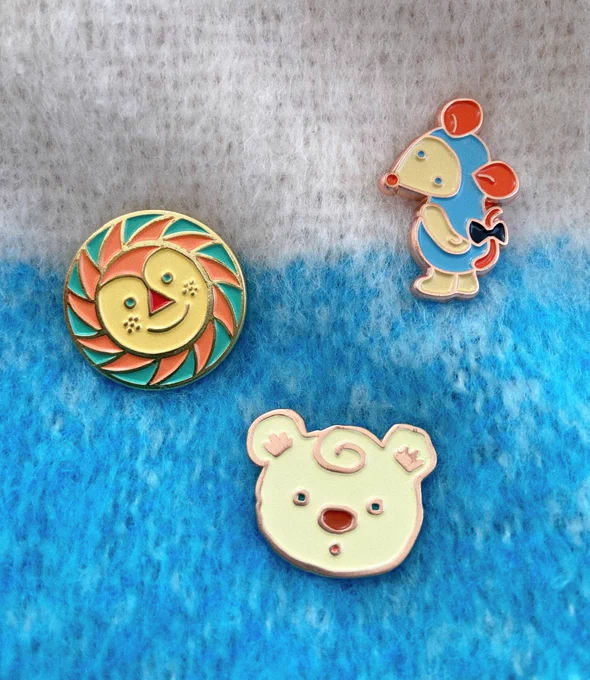 個展で置かせて頂く新作のピンブローチ3種ができました留め具はタイタック製で外れにくいです!少数ではありますが通販も予定しています。 