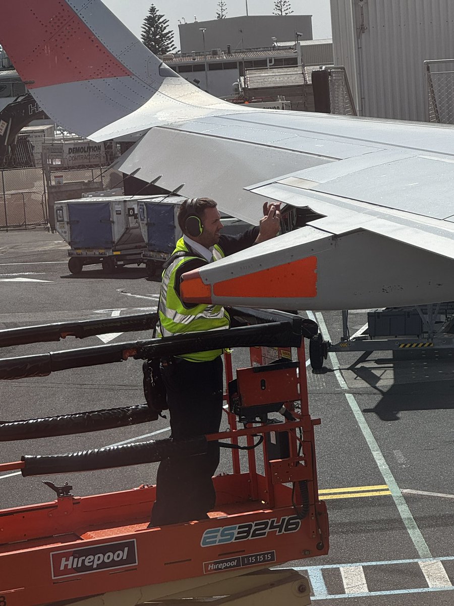 CameronHorner01's tweet photo. Jetstar flight delayed JQ233 extreme winds have managed to blow the staircase into the plane causing disruption and delays. @1NewsNZ @NZStuff https://t.co/2CxeAz4XQ3