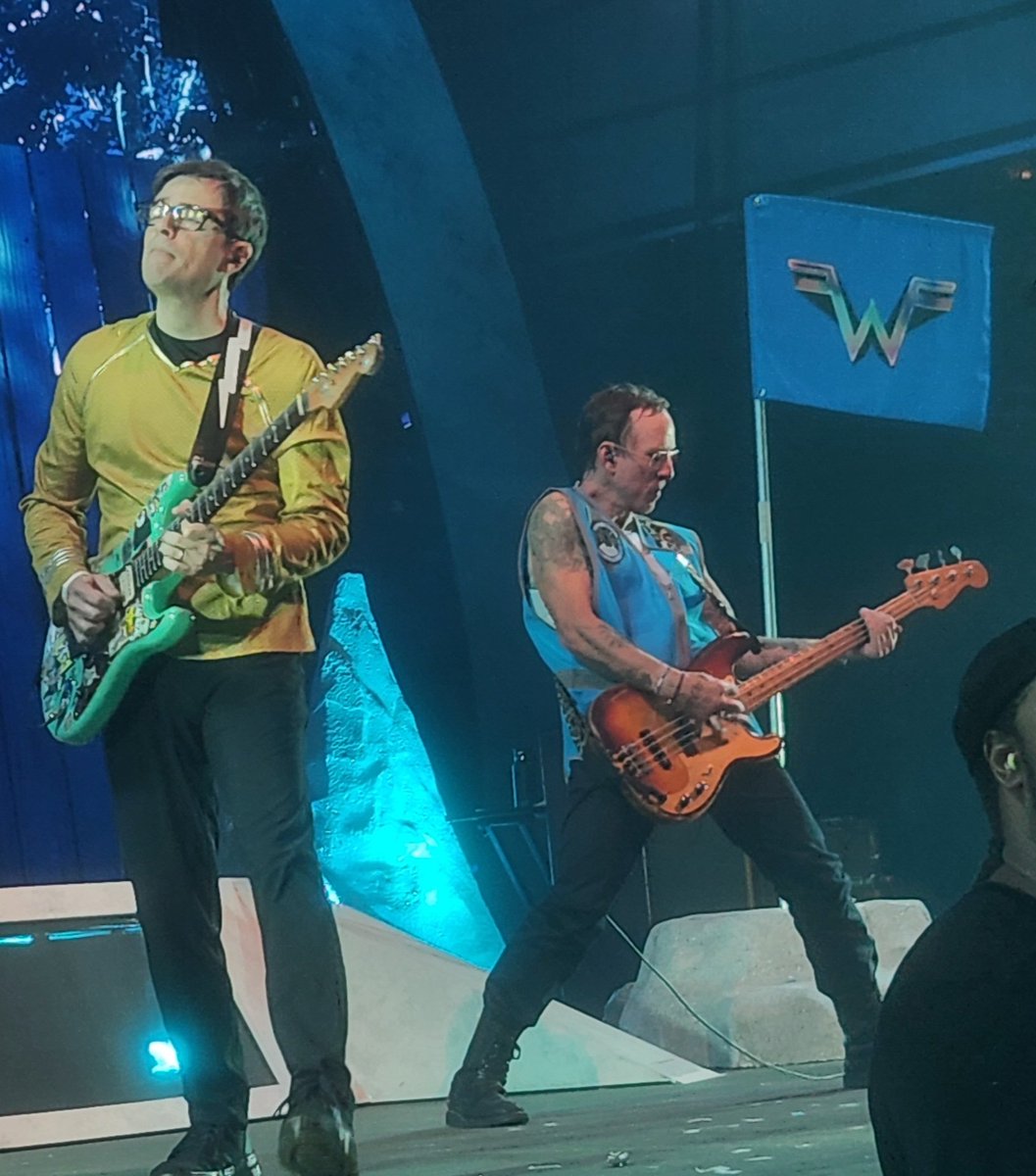 PhilliesRob267's tweet photo. I went on the tour to the Blue Planet and survived. Thanks to the guys from @Weezer . https://t.co/HkGE3nALES