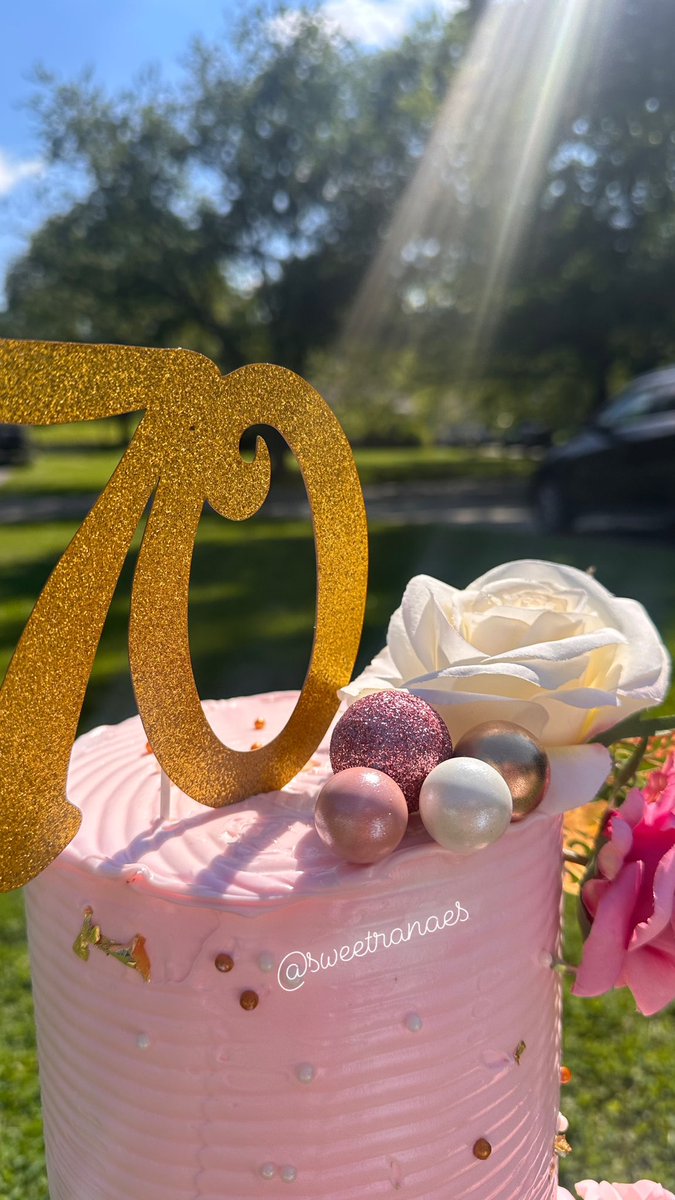 SweetRanaes's tweet photo. Custom 70th birthday cake🩷 

Click the link in bio for all order inquiries ☺️! 

📍: Flint, MI 

#baker #cakedecorating #michiganbaker https://t.co/Unjm286yFQ
