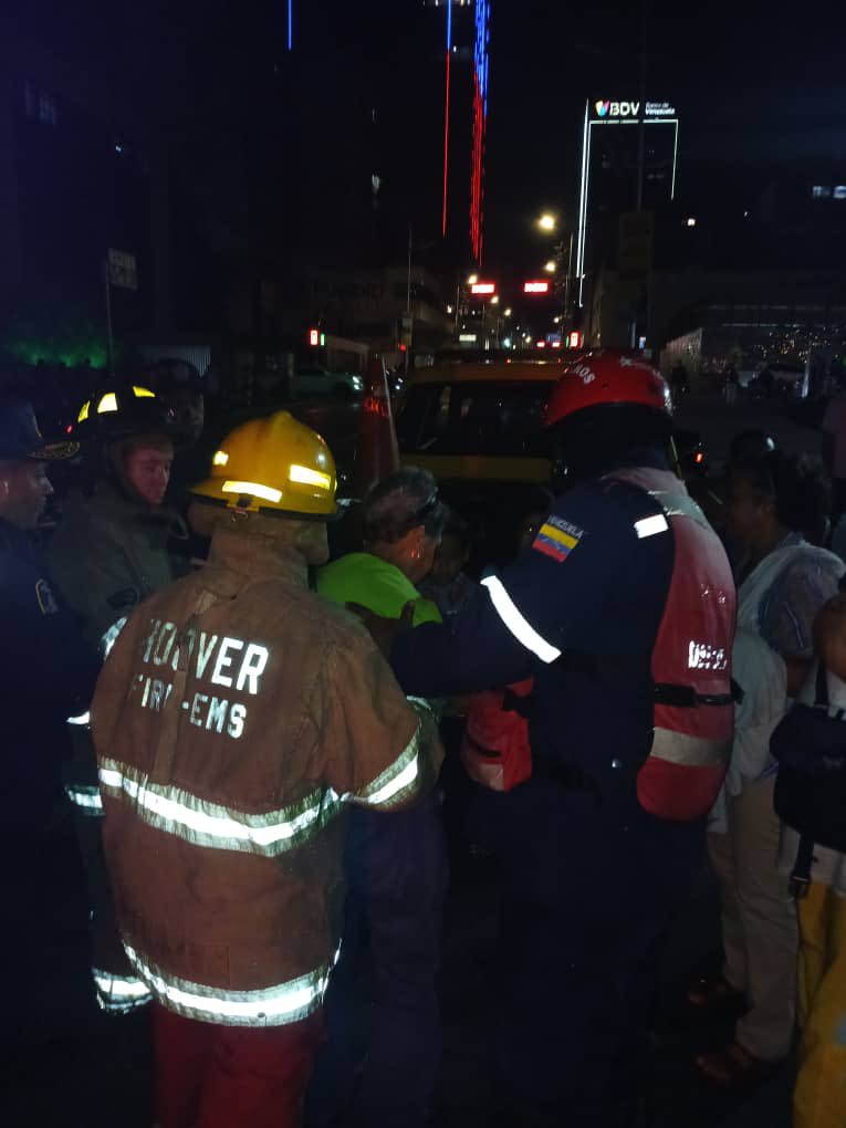 MijpVzla's tweet photo. #16SEP || Funcionarios del Sistema Nacional de Gestión de Riesgo atienden un incendio que se desarrolla en el edificio Liberty, ubicado en la av. Universidad, sector La Hoyada del municipio Libertador de Caracas. https://t.co/PK4Z3NWHzS