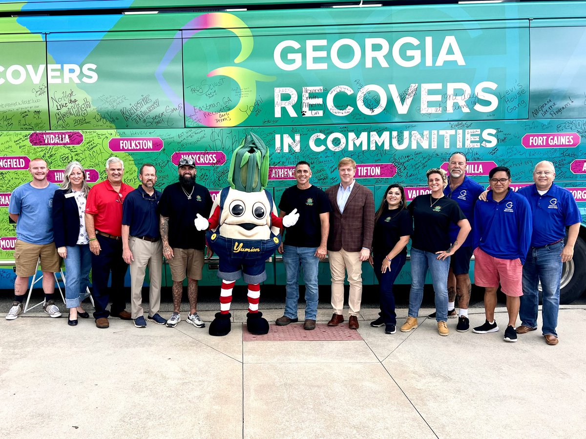GARecoversBus's tweet photo. 🔥🔥 263 🔥🔥 in Vidalia at The Georgia Recovers Celebration ➕one onion 🧅 yes, Yumion was in attendance…

Special thank you to Senator Blake Tillery and Representative Leesa Hagan for speaking  

#GARecovers #gapol 
#NationalRecoveryMonth https://t.co/VI1opRWbtx