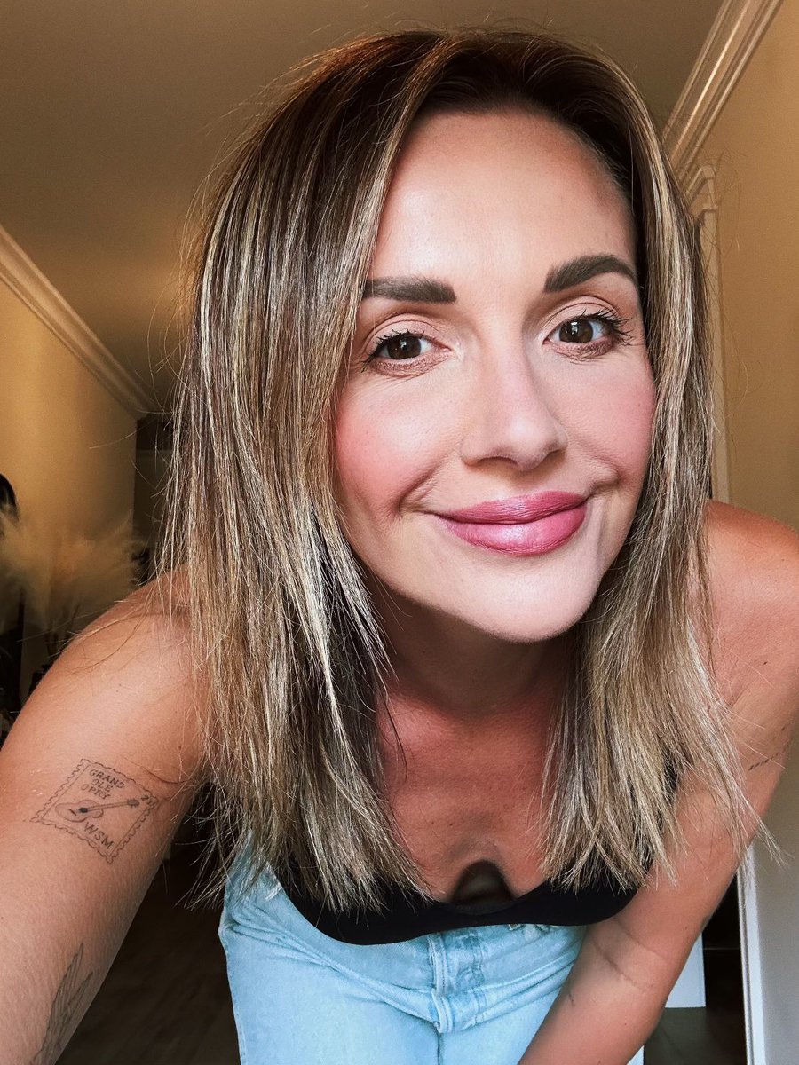 carlypearce's tweet photo. for all you gals who tell me every night how pretty my hair is.. it’s fake!!! this is my hair without any extensions. here’s to normalizing what’s real and what isn’t &amp; being okay with it. 

And I’ll send any of you the link if you want all that hair 😉🫶🏼 https://t.co/VPlRQ2T68q