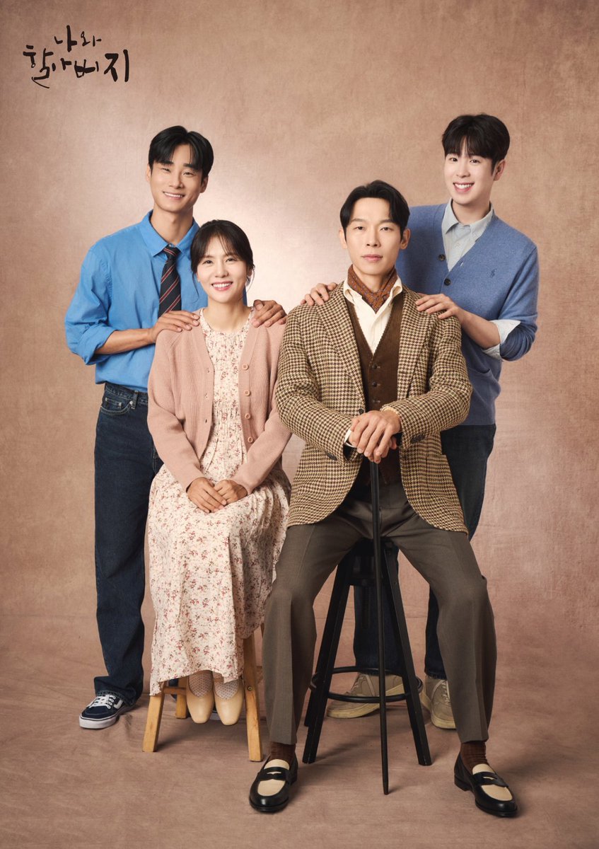 theater_ganda's tweet image. ━ .•공연배달서비스 간다 20주년 퍼레이드 𝟒𝐭𝐡•. ━ ⠀
#네번째작품 #나와할아버지 #가족사진 
⠀ ⠀
“제 인생 최고의 여행이었으니까요.”
⠀ ⠀
📸 𝑭𝑨𝑴𝑰𝑳𝒀 𝑷𝑯𝑶𝑻𝑶_𝐯𝐞𝐫. 𝟐
할아버지 | #양경원      
준희 | #표지훈       
할머니 | #정선아      
작가 | #문경초…
