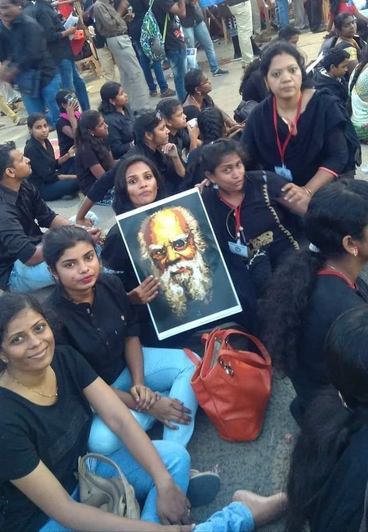"जब तक एक युवती आधी रात में अकेले भ्रमण न कर सके, तब तक मै नही मानता की हमारे देश की सभ्यता में विकास हुआ है।"
                                          - #पेरियार

#पेरियार_रामास्वामी जी के #जयंती दिवस पर उन्हें शत शत नमन 🙏 💐💐✍️📚