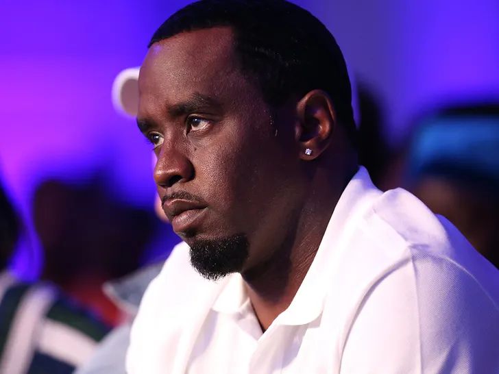 🚨🇺🇸BREAKING: DIDDY TAKEN INTO FEDERAL CUSTODY 

Diddy was taken into federal custody in New York on Monday night in connection with an ongoing criminal investigation into alleged sex trafficking and other offenses. 

The FBI executed search warrants at his homes in Beverly Hills