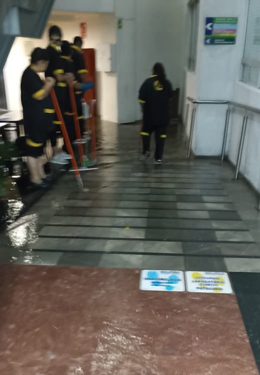MrElDiablo8's tweet photo. Tras las fuertes de esta tarde, el edificio del Instituto Nacional de Cancerología se inundó. #Tlalpan #CdMx https://t.co/ZqgfYaov4b