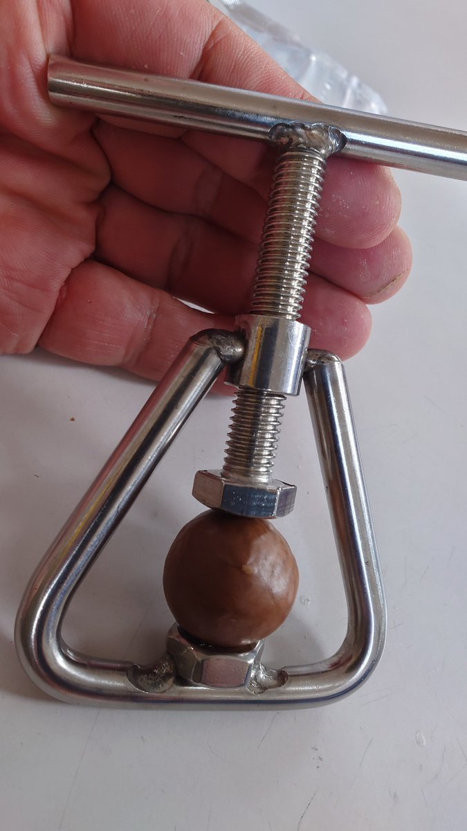 somtakapi's tweet photo. こんなんきた。指を潰す拷問器具?いや、マカデミアナッツ割り器。500円くらい。皮がものすごい分厚くて硬いのよ。正直、うちにあるものでは割れなかった。普段なんの気なしにハワイ土産のマカデミアナッツチョコ食ってたけど、1個1個取り出すの大変なんだなー。#groovynuts https://t.co/DG1xb9ZgrJ