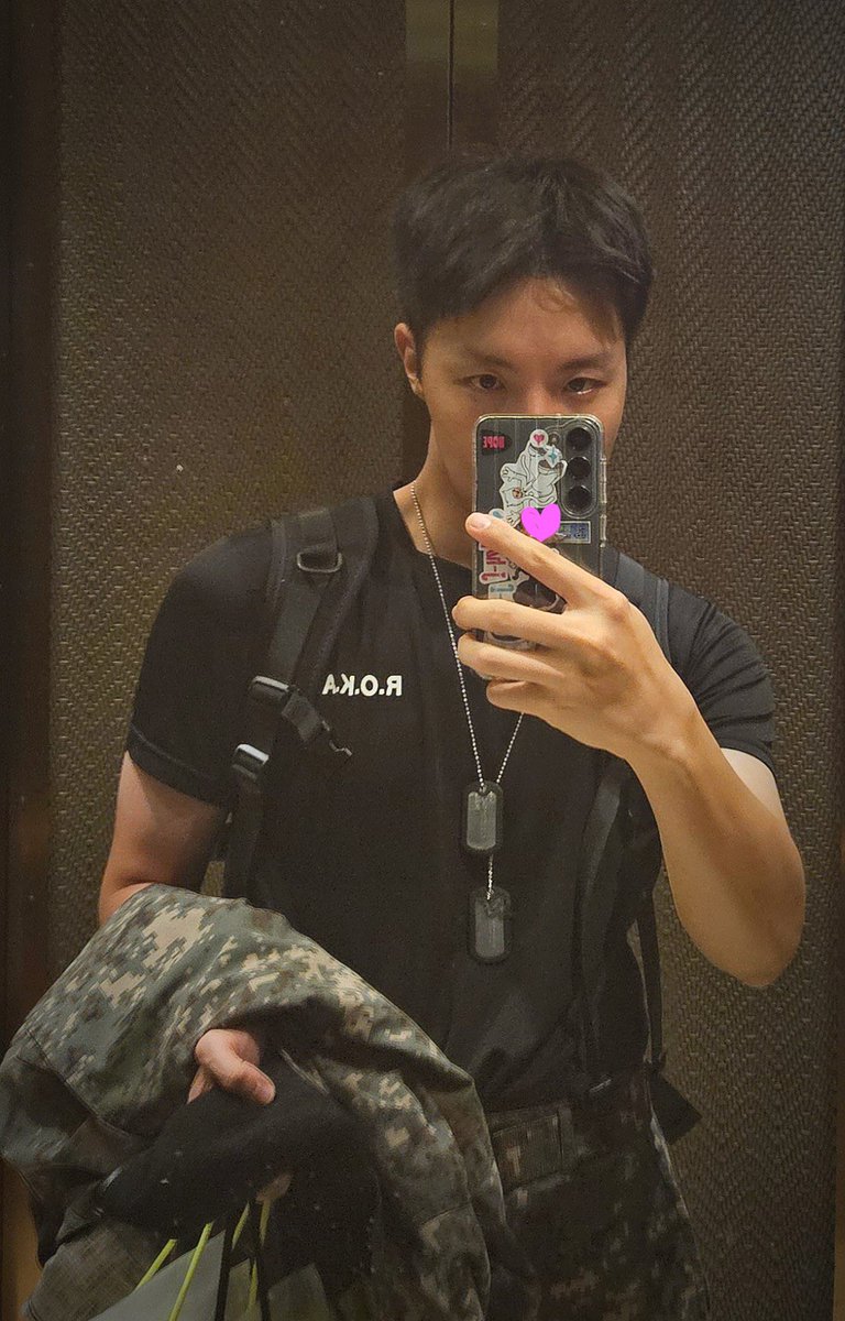 btstranslation7's tweet photo. weverse 240917

hobi: one month, exactly 30 days left to go!

all that time flew by
but i'm already reminiscing about it, guess i grew pretty fond of everything here.

i've been packing, giving away some of the gear i came to cherish, and my locker's starting to look a bit empty https://t.co/PSqLWHjkSH