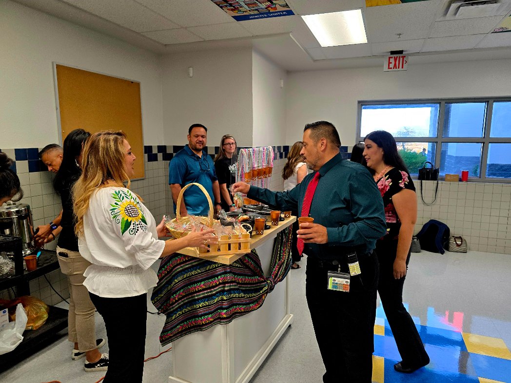 HValverde_DWS's tweet photo. Viva Mexico! Los Solecitos, aka The Sunshine Committee,  greeted the Desert Wind faculty and staff this morning with conchas and authentic cafe de olla in honor of 16 de septiembre. #TeamSISD #PureSunshine ##WeGetBetterEveryDay @LCARRILLO_DWS https://t.co/qSrsWEemsC