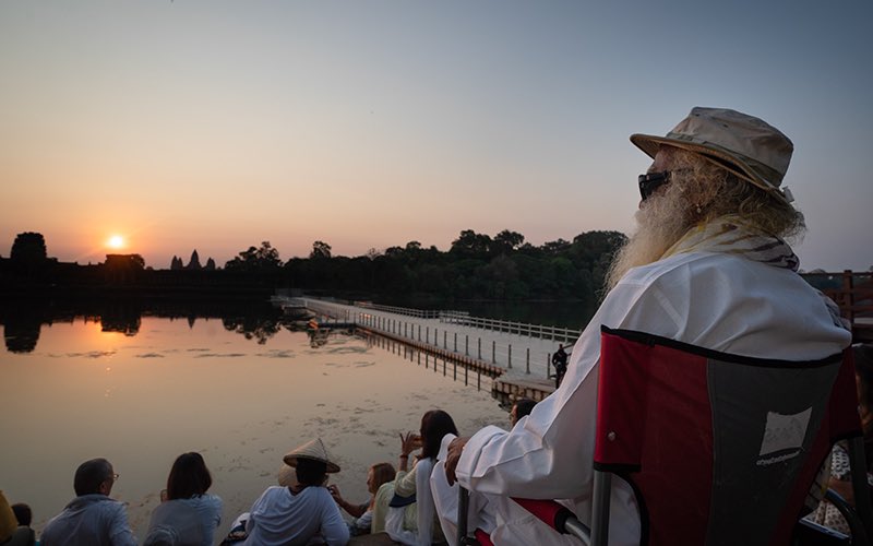 SadhguruJV's tweet image. Every day, you are gifted with a glorious sunrise and a glorious sunset. Life is happening. You are alive. What more do you want. #SadhguruQuotes