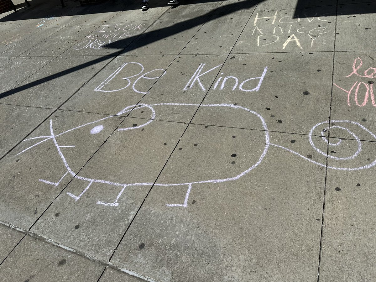 Spent day 1 of <a href="/LewisvilleISD/">Lewisville ISD</a> Kindness Week filling our sidewalk with positive messages ❤️
#lisdbekind #bekind #BEtheONE