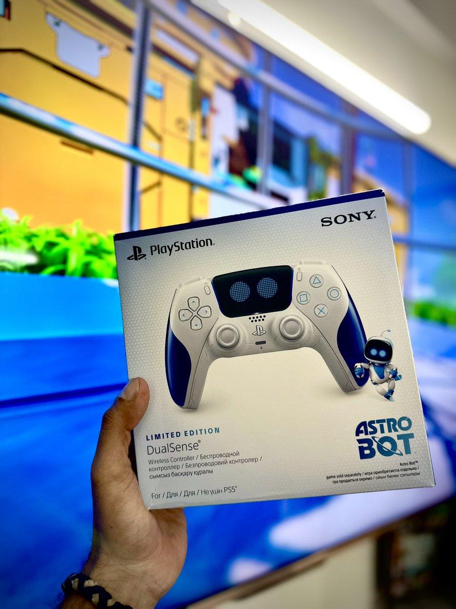 TubeStationGame's tweet photo. Morning #AstroBot Fam 🔥 have a great day ahead 🫡
Best looking #dualsense is here #AstroBotPS5 #astrobotdualsense @TeamAsobi 

#PS5Pro #ps5 #PlayStation5 #PlayStation5Pro #PlayStation6 

unboxing soon, stay tuned😇 
@FrostyLesPaul @illegaldesi @Mehardeep2 @ArjanGill3 https://t.co/adY57jE6lD
