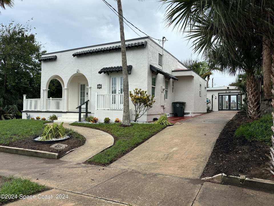 tmkpersonal's tweet photo. Just Listed! #DaytonaBeachFL Fully Furnished Newly Renovated 3 bed / 3  bath home just over 1/4 mile to public beach access! Long-Term and Mid-Term Rental options, inquire for pricing. Perfect for blended families or roommates! No pets. https://t.co/yONPVrPa7I
#FLBeachLife https://t.co/DvpdtSxZ2S