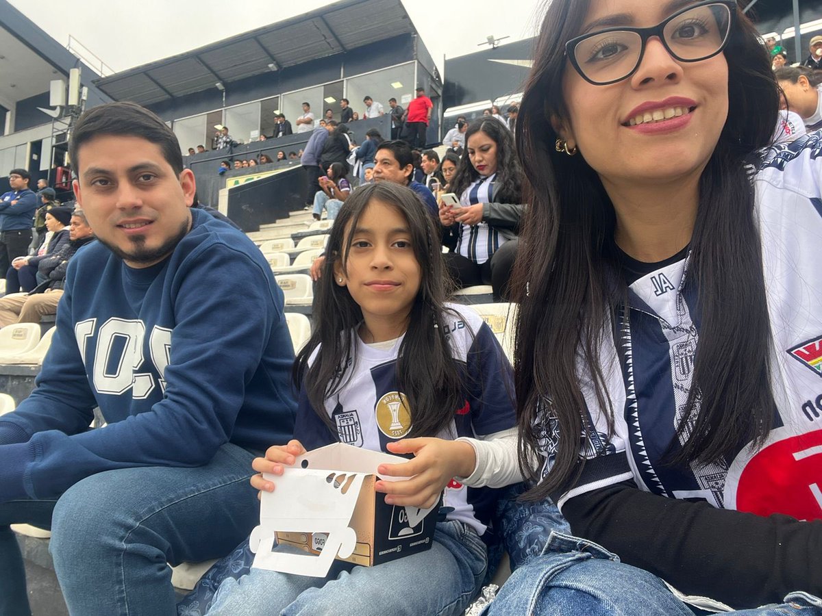 JeanSignor6173's tweet photo. @MovistarDeporPe Alentando a alianza con la familia! https://t.co/a1ZQay9Tg6