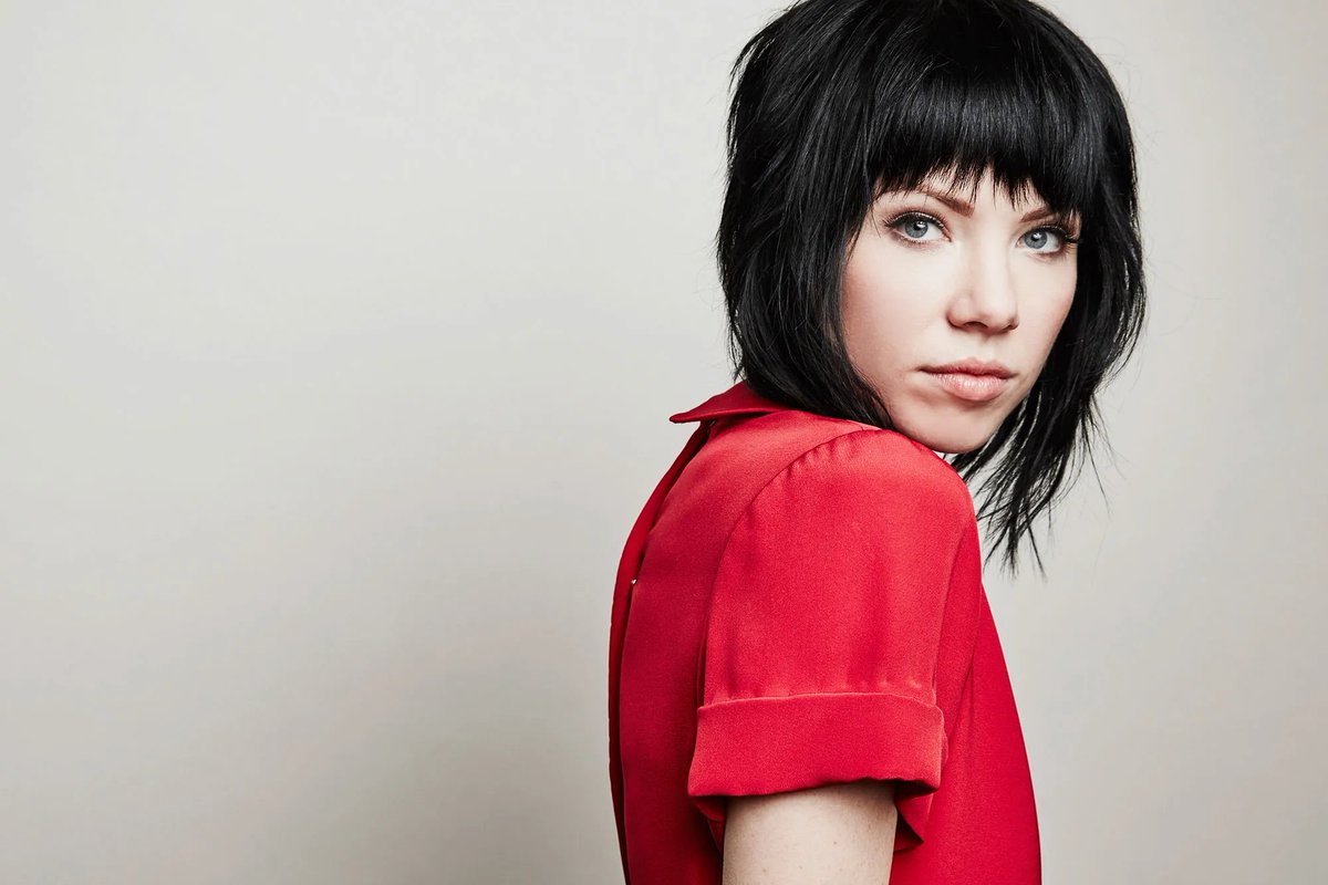 ChicTrends360's tweet photo. Carly Rae Jepsen on the Venezuela elections --
"No puedo con ese lío." 
#Carlyrae #Venezuela https://t.co/uTARbALlU6