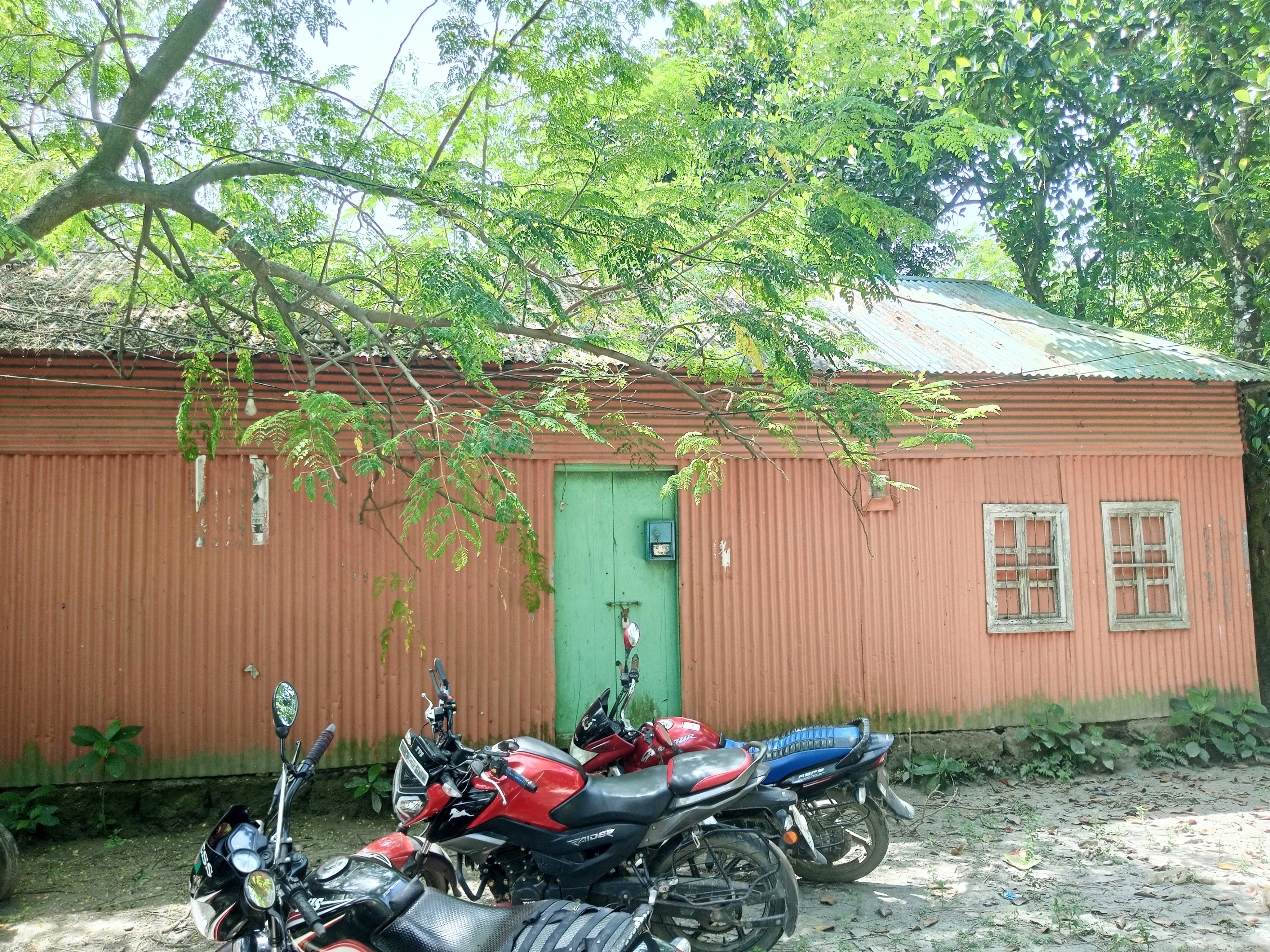 জমি সংক্রান্ত বিরোধ, বসতবাড়ি সহ চাষাবাদ জমিতে প্রতিপক্ষের বাধা