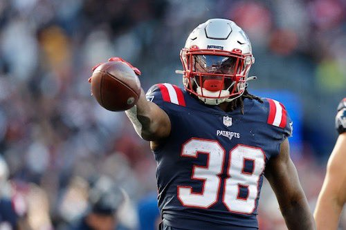 MJCLocks's tweet photo. WEEK 3 TNF PLAYER PROP 🏈

Collab w/ @millyprops 💸

⭐️ Rhamondre Stevenson 3+ Receptions (-118)
🪜 4+ Receptions (+182)

 •NYJ allowed T-5th Most Targets to RBs in 2023 & allowed Tony Pollard (5) & Tyjae Spears (2) to catch 7 passes last week

•20 &21 routes in weeks 1 & 2 (18 vs NYJ in ‘23)
->3/3 last season with 20+ routes
->5/7 last season with 15+ routes
->4/5 vs T12 in RB targets last season (AVG 5.4 Targets in those games -> 16/L21 w/ 4+ Targets)

Rhamondre’s L5 Primetime Games (w/ 23%+ Snap%): -3 Rec (3 Targets)
-6 Rec (8 Targets)
-9 Rec (10 Targets)
-8 Rec (8 Targets)
-4 Rec (4 Targets)

Should be a slow paced, low scoring divisional game & we expect some quick passes to Rhamondre vs a tough NYJ Defense

Access All Our Plays Here:
💎https://t.co/dCnSGeZnXE

#GamblingX #NFLPicks