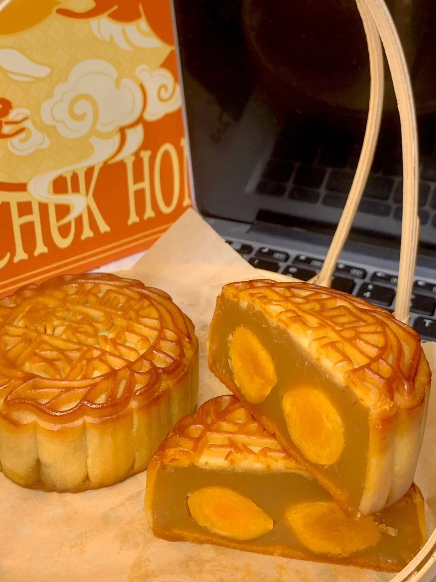 A mouthful of sweet lotus seed paste with a salted egg yolk! Delicate and soft texture is rich!! Really good satisfaction!!