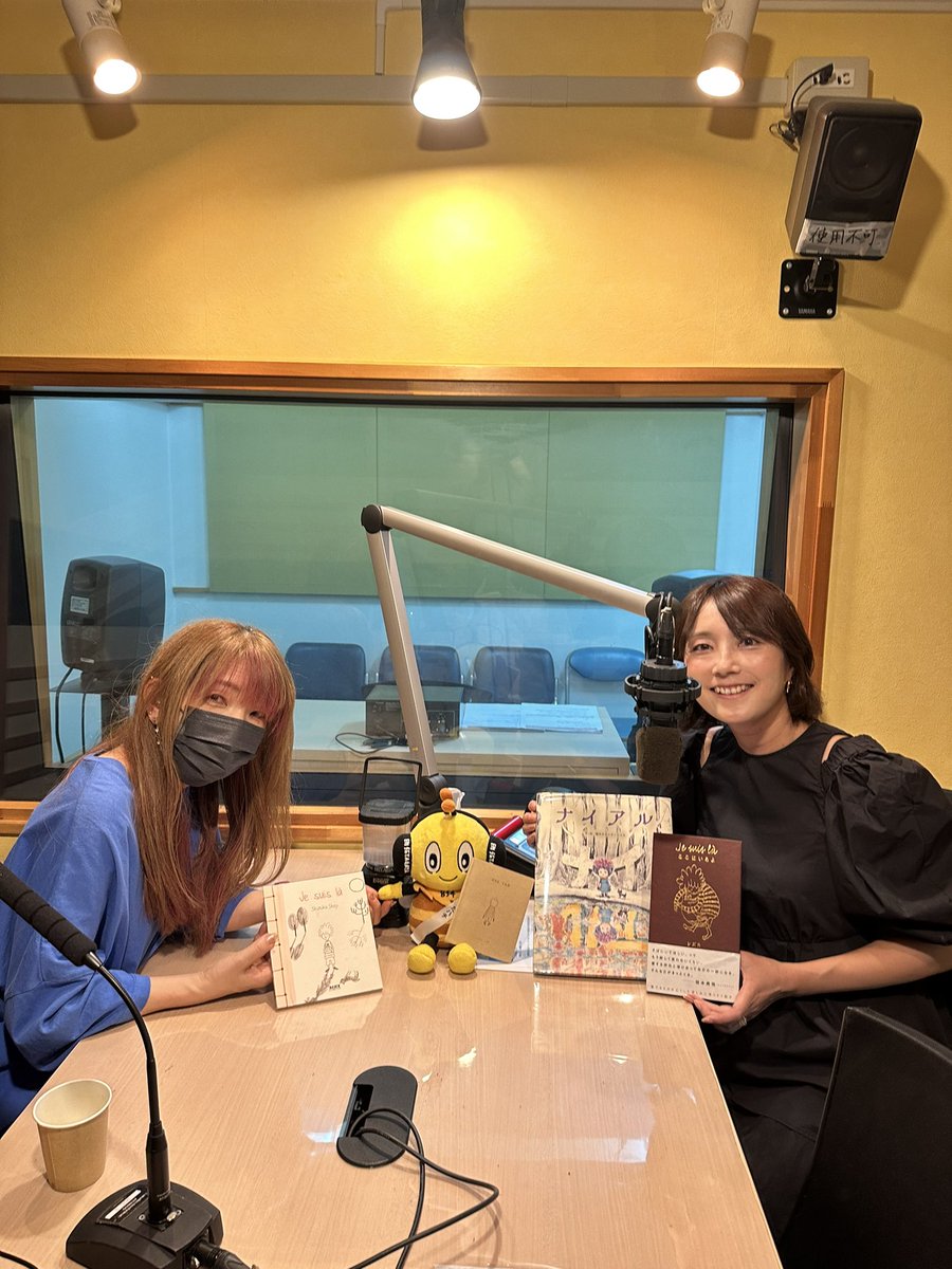 hosodaaya's tweet photo. 「DREAM=夢」を追う人、「夢」を追い続ける人を応援する
＠dream_834 
#世田谷ドリームプロジェクト

今週のゲストは
@shizuka_ic  絵本作家のシズカさん。

シズカさんは、愛する猫ちゃんとの思い出を綴った絵本をオリジナルで作成し

2016年、『ココニイルヨ』の小さな絵本ダミーを携え、イタリア・ボローニャ・ブックフェアへ、

ご縁実り
2017 年ベルギーの出版社Alice Jeunesseから 『Je suis là 』邦題『ココニイルヨ』で、 
絵本作家としてデビュー。

昨年、5 年の時を経て、
構成も新たに出版された「月とコンパス社」から出された日本語版も。

大切な存在を失った悲しみを抱きしめ、
涙を越えた愛と絆に気づかせてくれる感動の絵本。

ページをめくると寄り添う感動に思わず泣ける
透ける紙をつかったしかけや
箔押しカバーが美しく、
ギフトにもおすすめなことから

「第15回ようちえん絵本大賞 」や
「第 57 回造本装幀コンクール文部科学大臣賞」に見事輝き、
脚光を浴びるなど注目を集めています。

藤井カゼッタさんとの共著として出版された
日本でのデビュー作品「ナイアル」もイラストの美しさに見惚れながら

自分と向き合いながら、
ページをめくるたびに階段を上がっていけるような背中を押してくれる絵本。

シズカさんの描くイラストや言葉言霊に
優しさや愛が溢れ
心があったかくなり、
宝物にしたい絵本に巡り会えました。

本日　#fm世田谷　@fmsetagaya にて
１２時半からOA
podcastでもお聞き頂けます！

どうぞお楽しみに