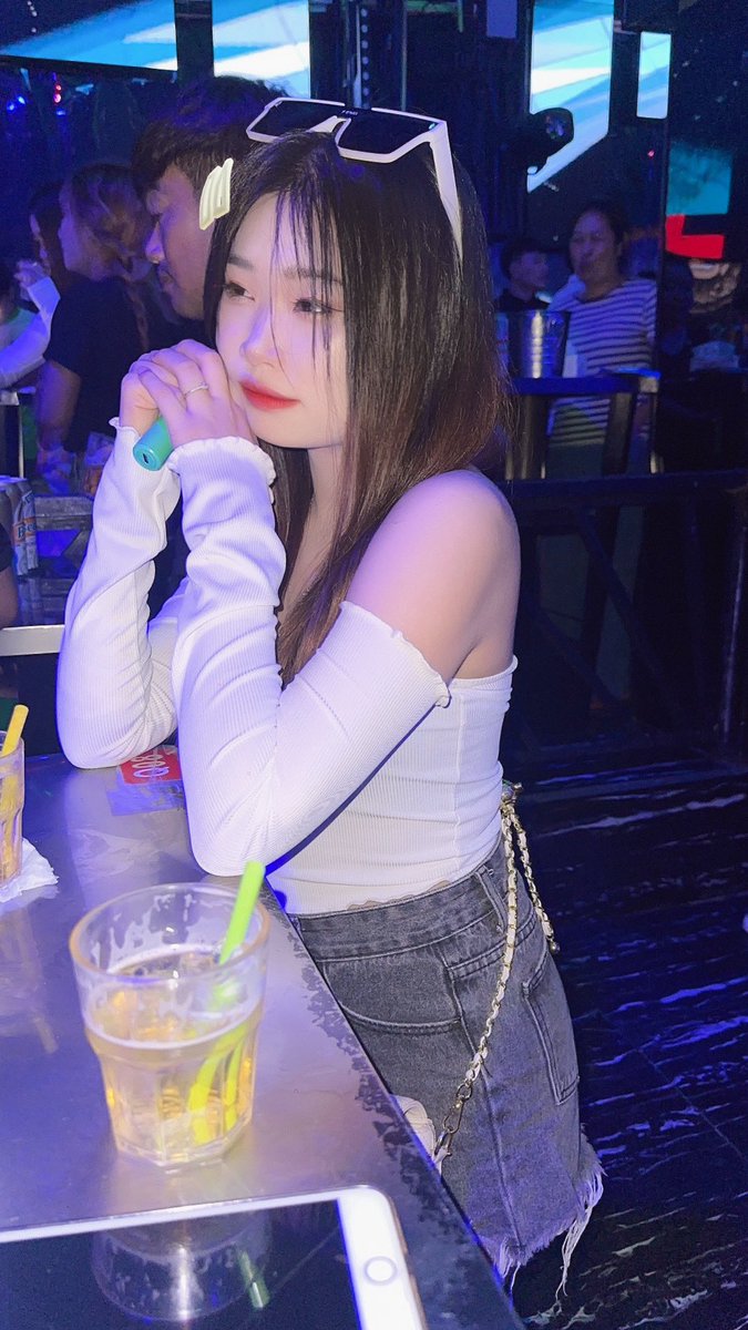 ดาวว่าจะกลับบ้านหาเงินอยู่ต้นเผิ้งบ่ได้หลายคือแต่ก่อนแล้ว กลับบ้านละสิขึ้นไปเวียงจันทน์ สิไปเรียนดีเจ🥺 เป็นกำลังใจให้ดาวแด่