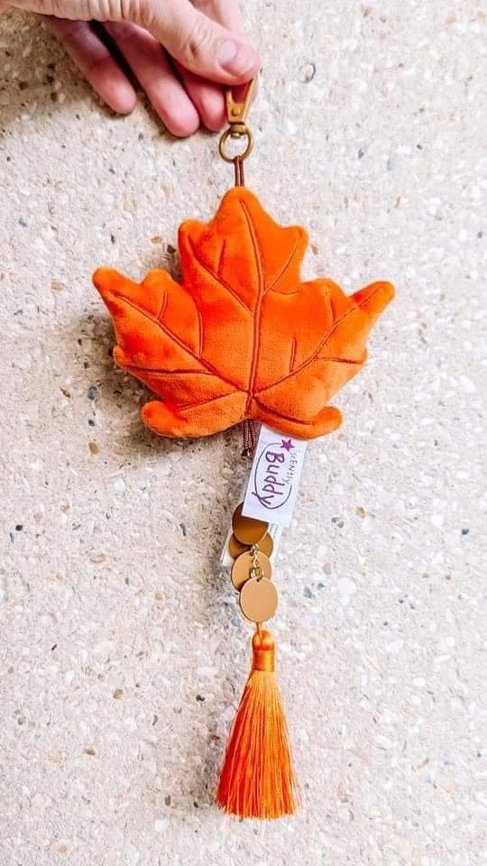 lisainsocal's tweet photo. 🍂Autumn Leaf Scentsy Charm Clip 🍂 Adorable!!
🍁Scented with Forever Fall 🎃
Baked pumpkin &amp; cinnamon stick celebrate the sweetness of the season with a dash of brown sugar 
https://t.co/uR3V6mnCPx
#fall #autumnvibes #fallvibes #charm #clip #accessories #fallleaf https://t.co/6BFWP63yyN