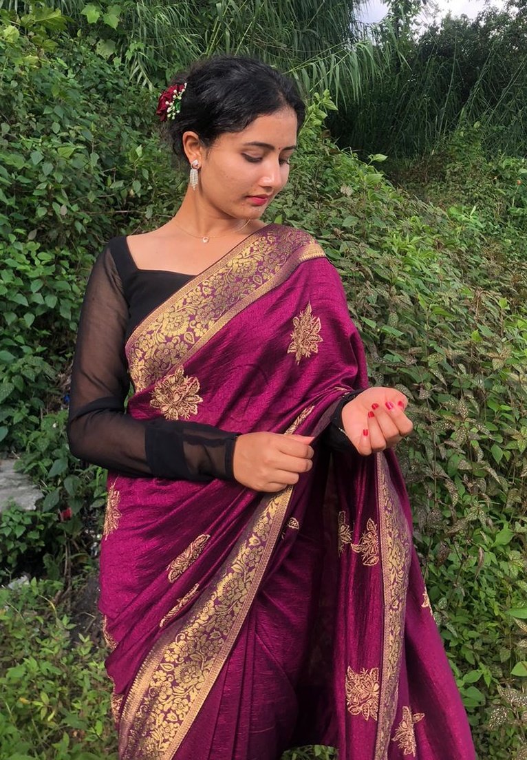 नारी लाई सारी अति सुहाउँछ रे नी त!😉🤭