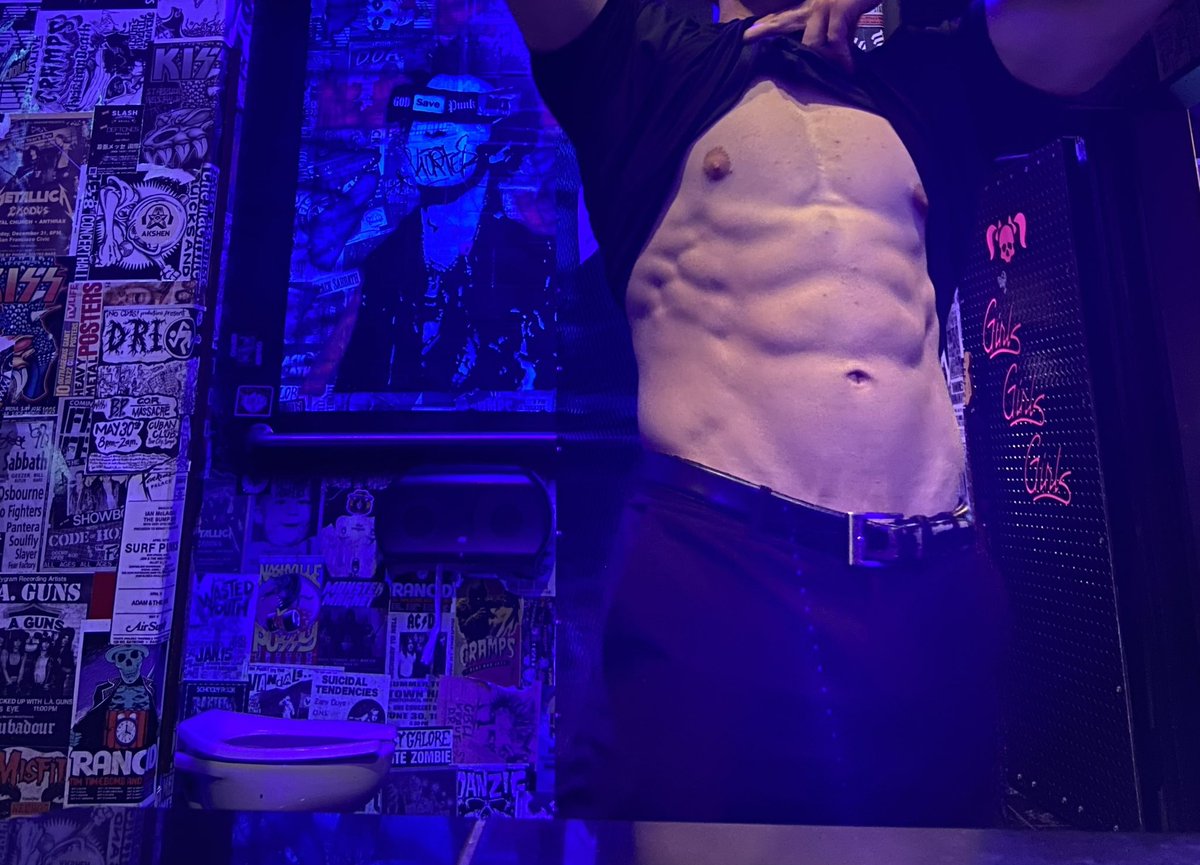 Who’s down to shoot content with me!? 😏