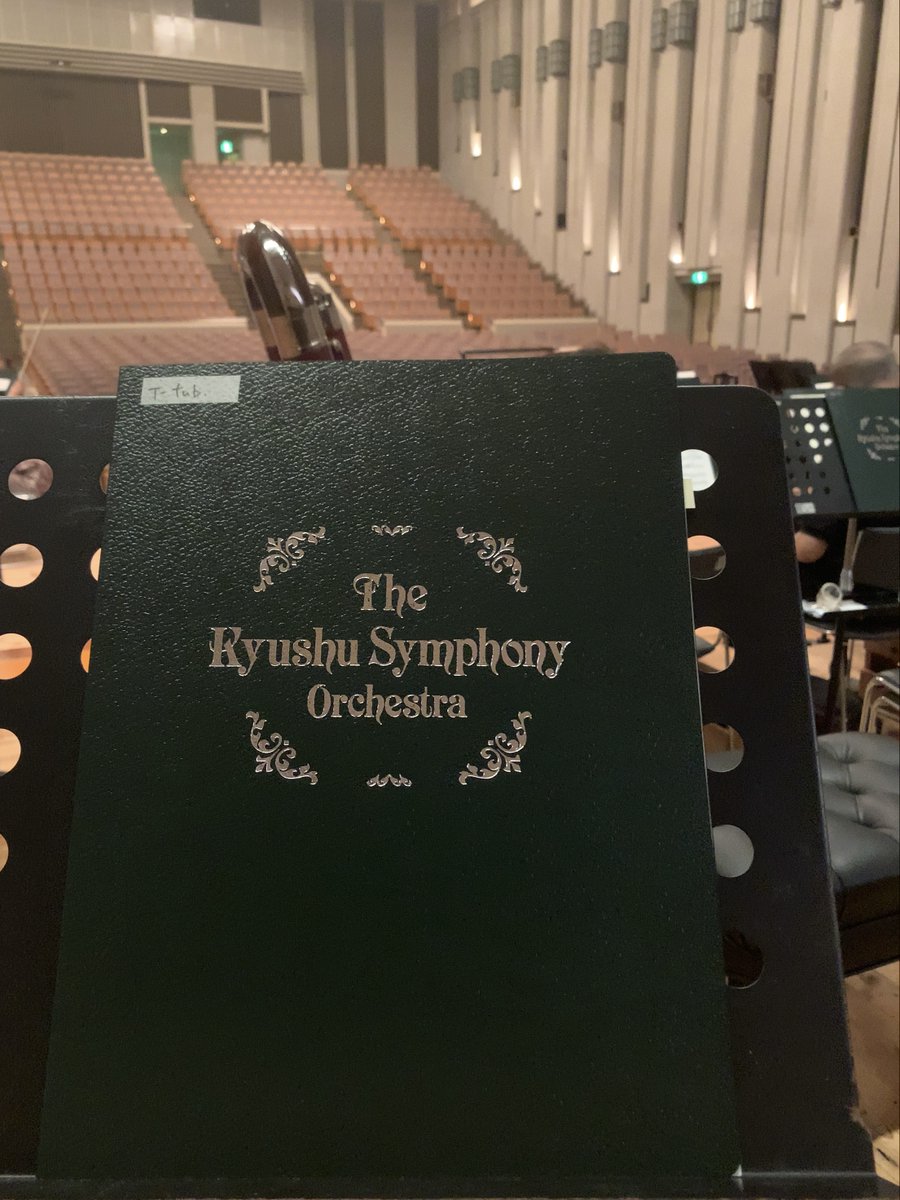 YUDAI_EUPH's tweet photo. 昨日は地元・下関市民会館で九響さんのクロネコヤマト音楽宅急便の本番でした！学生の頃の市民会館での思い出も色々とよみがえり、新たな思い出のステージになりました。ご来場いただいた地元の皆様、ご縁をいただきました九響の皆様、ありがとうございました！

ユーフォニアム生誕180周年イヤーに地元で惑星が演奏できて幸せです。３月にはお隣の海のホールで後輩の指揮で２組も演奏できたし、ユーフォ吹き冥利に尽きます。

そして…先日は年明けのコンサートのご案内を解禁しましたが、今日は来月の本番のチラシが届いたので宣伝。高校時代の師匠・長谷川公彦先生と今年も共演させていただきます。愛媛近郊の皆様、ぜひいらしてください🍊