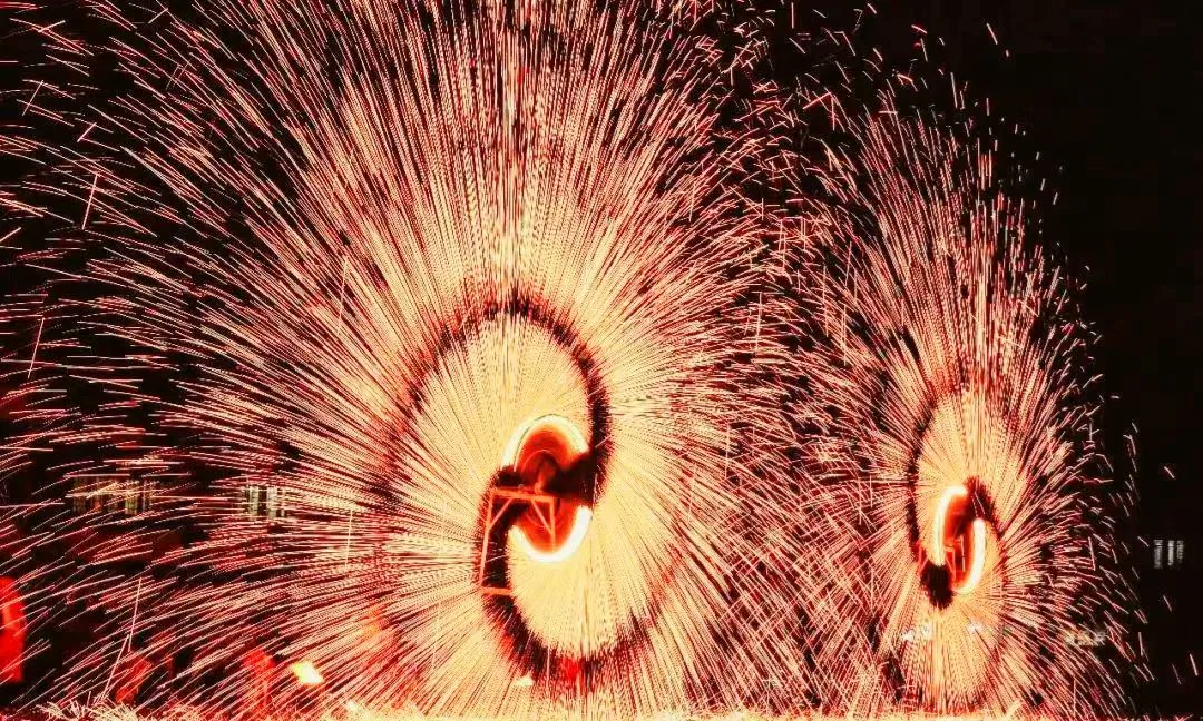 sz_mediagroup's tweet photo. In #Shenzhen, the Mission Hills Ecological Sports Park brings a #drone light show and centuries-old #firepot performances for #MidAutumnFestival! The fire pot performance is a National Intangible Cultural Heritage where performers place burning charcoal into iron mesh on both sides and shake it to create dazzling sparks. Ancient Chinese believed that fire could ward off evil spirits and bring peace to the people.🔥 #Shenzhenholidayvibes #100AdventuresInShenzhen
Source: 第一现场&壹深圳 & 深圳观澜湖MHMALL