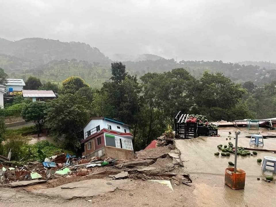 myannavi's tweet photo. 今年アジアで最も強い台風ヤギにより、ベトナム、ラオス、中国の海南島、フィリピンですでに壊滅的な被害が発生している。

ミャンマーでも台風ヤギの瓦礫による洪水や土砂崩れで100人以上が死亡し、32万人以上が仮設住宅への避難を余儀なくされている。
@myannavi
#美味しい 
#東南アジア https://t.co/eWM7htBMAU