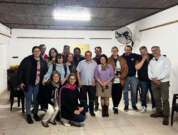 Cuando el Concejo Deliberante se reúne con los vecinos, se crea un espacio clave para escuchar sus preocupaciones, ideas y sugerencias, fomentando la participación ciudadana en la toma de decisiones.
Gracias  a la comisión del barrio  por  el recibimiento