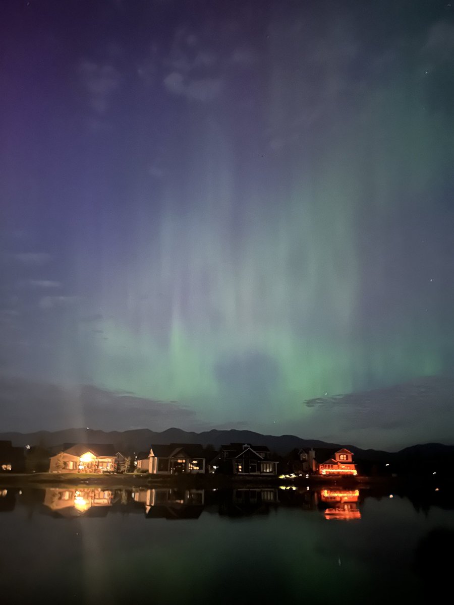 whitefisht8fish's tweet photo. Just another normal Monday night northern lights show. https://t.co/2QAw11jLkg