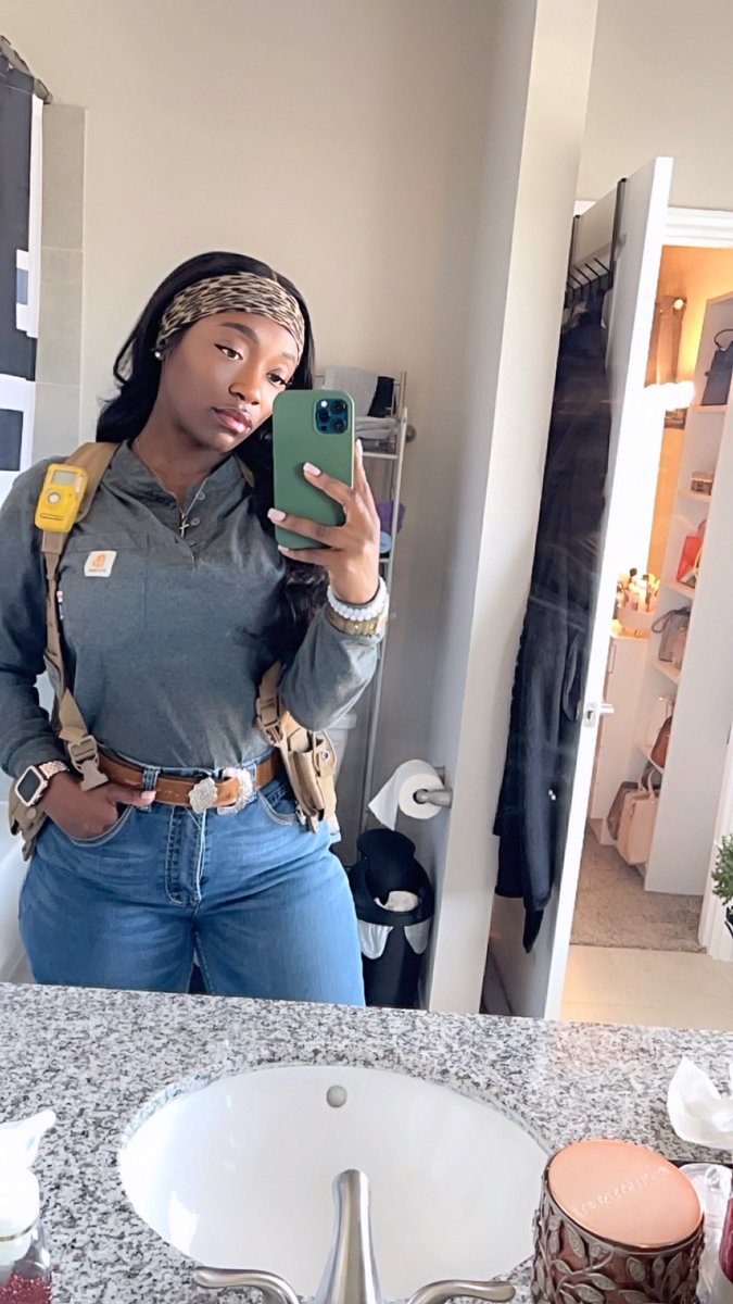 Iamlenamonroe's tweet photo. Betcha neva met a blue collar woman like me before 💪🏾🥾 https://t.co/n3BjbPIVpd