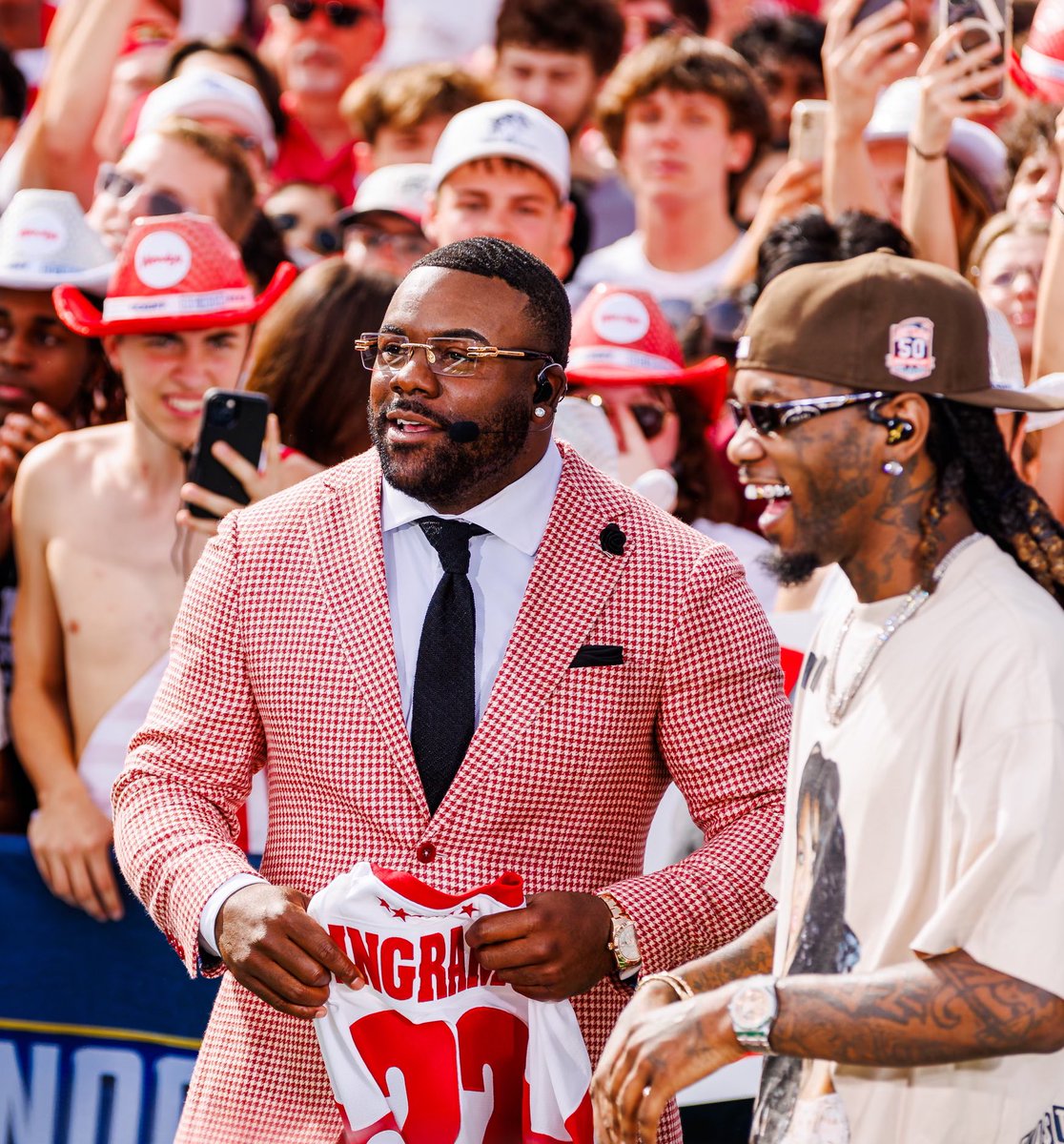 markingramII's tweet photo. Week 3!! Madison was heavy wit the vibes and my Tide came through ROLLIN!! @OffsetYRN turnt us up and of course @BNKonFOX was BOOOMIN once again!! 
📸 : @KodiakCreative 
👔 : @Vtrilling x @sotoandco https://t.co/9EfypH7KK5