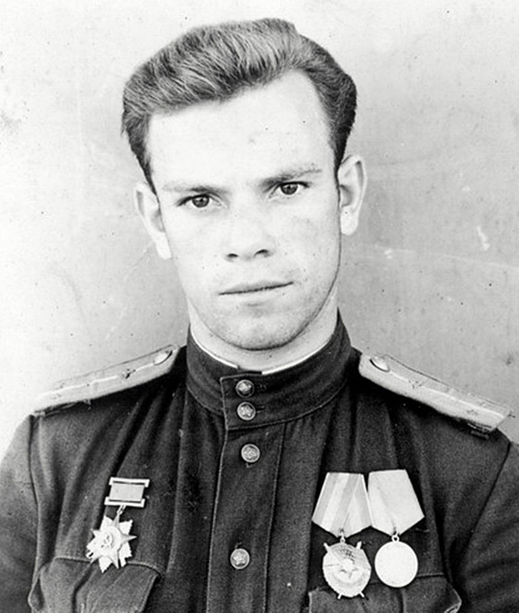 AnatolyVlasov87's tweet photo. 81 год назад старший лейтенант Александр ВЫБОРНОВ приземлился в тылу врага и вывез на своем истребителе Як-7Б сбитого товарища. Герой Советского Союза (21 сбитый фашист) спас летчика. Наша гордость! 🌟 https://t.co/orOQlv36Am