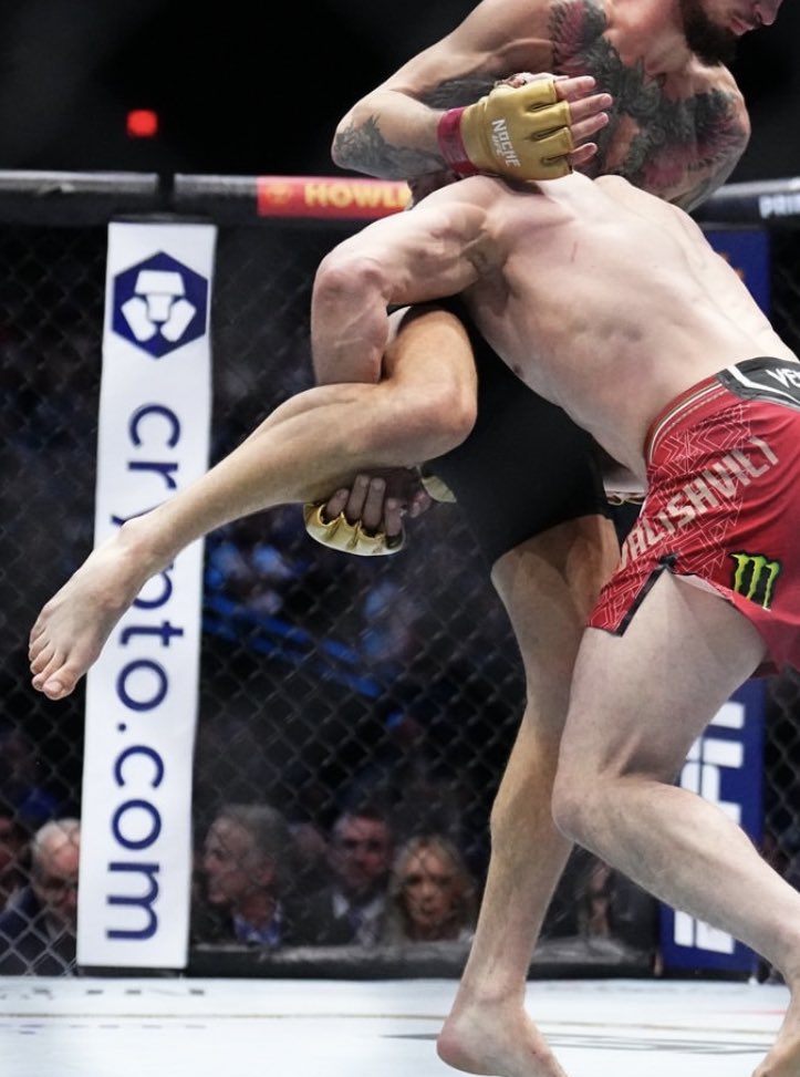 disn0tkim's tweet photo. gm #crofam ☀️☕️

#cryptocom made its presence on the highest grossing UFC event in history over the past weekend on #NocheUFC 

#cryptocom x #cryptoUFC

“unleash the warrior within. you were #bornbrave, and your strength will inspire” https://t.co/KCS8MkucD1