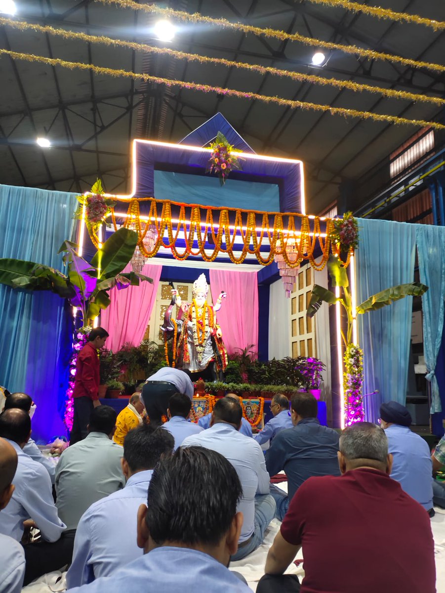 जय- जय श्री भुवन विश्वकर्मा;
कृपा करें श्री गुरुदेव सुधर्मा;
श्री अरु विश्वकर्मा माहि;
विज्ञानी कहें अंतर नाही।
विश्वकर्मा पूजा की हार्दिक शुभकामनाएं!🙏🌹💐🌹