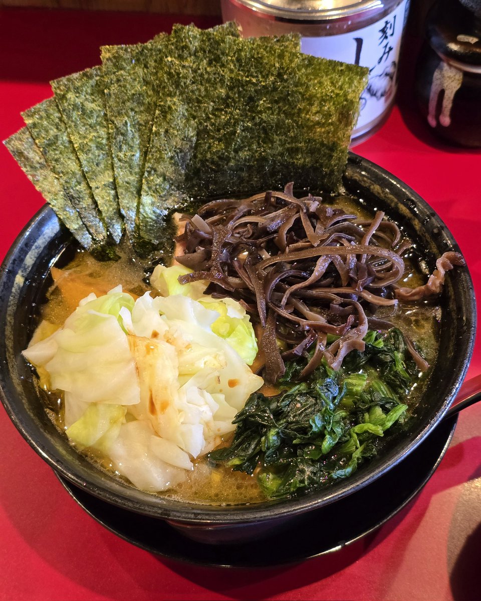 nanairo319's tweet photo. 家系ラーメン 稲葉家さん@岐阜市
ライスセット＋キャベツ＋きくらげ＋燻製チャーシュー２枚増し
カタメコイメオオメ
先週と同じオーダー🍜
１口目の衝撃が今日も凄い
休み明け熟成スープのパワフルな仕上がり
今日も旨すぎて幸せスギた😋 https://t.co/Qozw6s7XKt