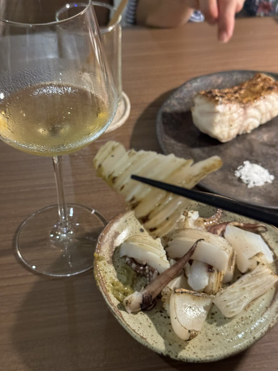 atomosricano's tweet image. 30 ร้านเชียงใหม่ 2024 สำหรับหน้าหนาวนี้ แบ่งเป็นร้านอาหาร คาเฟ่ และบาร์ 

1 Pariนาทีนี้ไปเชียงใหม่ทุกคนคือต้องพูดถึงทั้งนักท่องเที่ยวและคนพื้นที่ ร้านแนวอิซากายะเน้นการใช้วัตถุดิบคุณภาพแพริงกับเครื่องดื่มสุดเจ๋ง แนะนำพวกเมนูทะเล วันที่ไปปลาเก๋าดอกแดงดีม้ากกก ข้าวผัดข้าวสาลีด้วย!