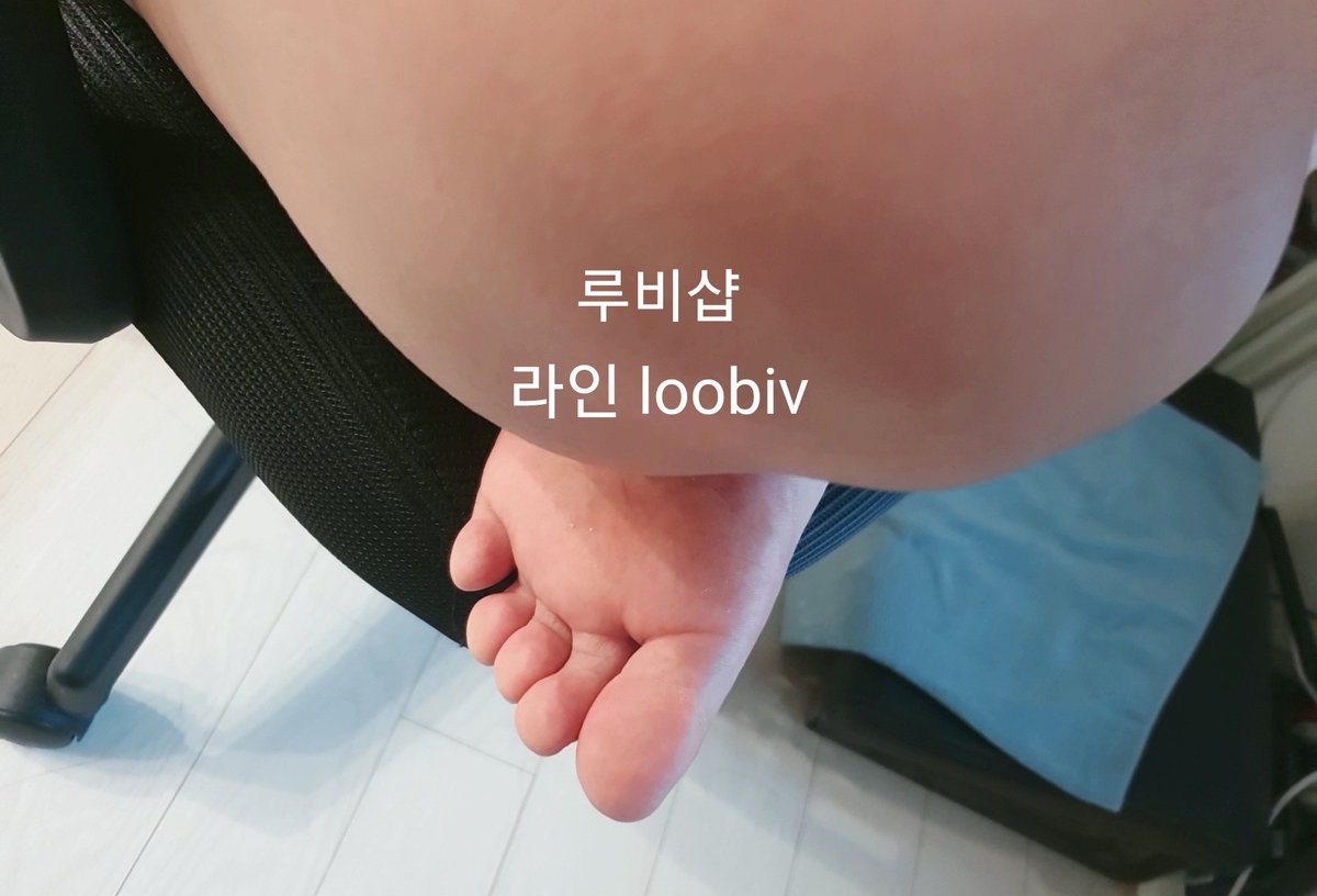 loo__bi_v2's tweet photo. 즐추 기원 발바닥~

#페티쉬 #페티쉬판매 #입던팬티 #골든 #스핏 #신던양말 #신던스타킹 #상납  #펨돔 #발영상 #발사진 #발페티쉬 #풋페티쉬 #덧신 #겨드랑이 https://t.co/w3zOkTKGiL