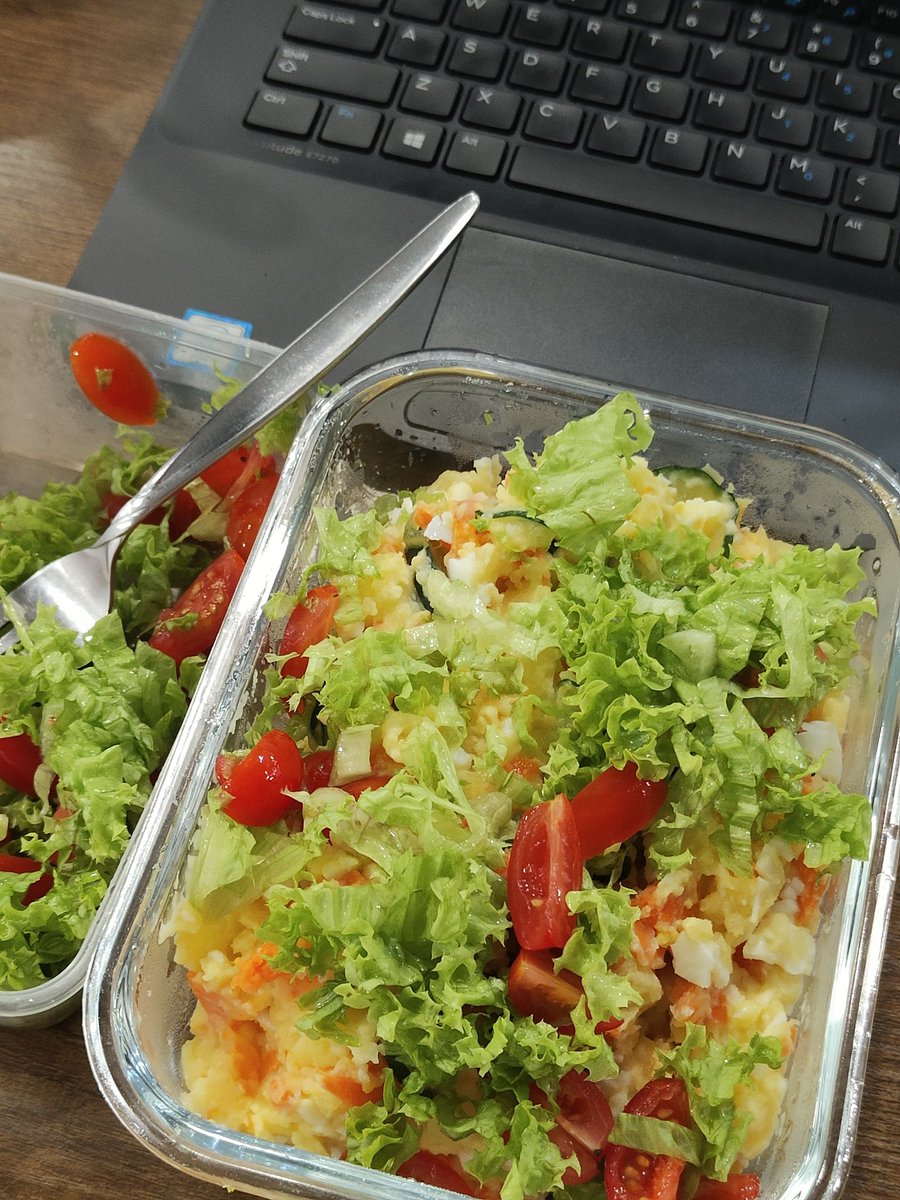 LyenC99's tweet photo. 上个星期吃到很像牛哈哈哈

像牛饲料一样的Tuna Egg Mayo Macaroni吃了两天
没有那么像牛饲料的鸡蛋抱豆腐
和依然很像牛饲料的日式土豆沙拉
星期五睡不醒吃了很贵的经济饭 

总结是：很好吃。 https://t.co/9GelV0vQhO