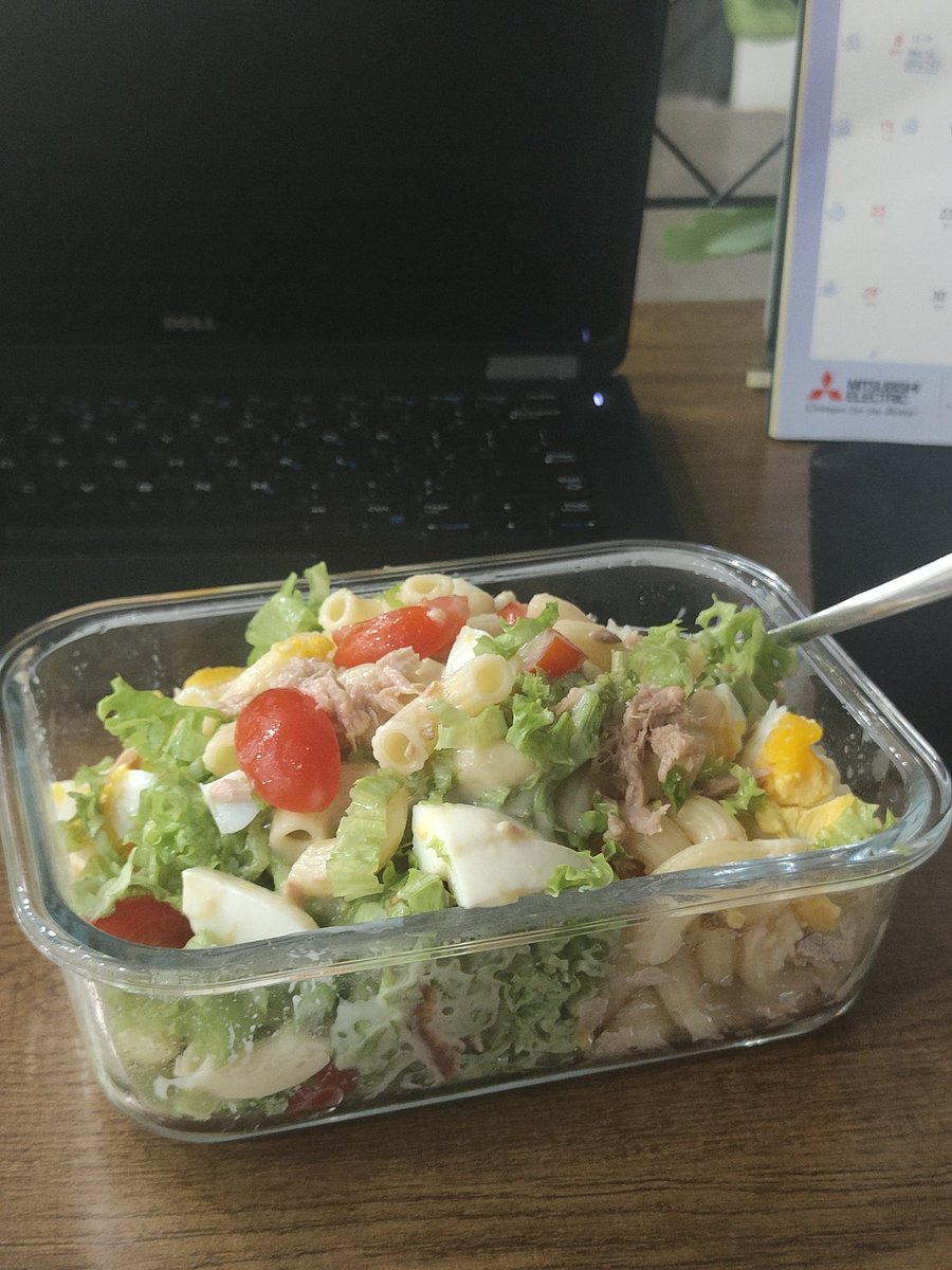 LyenC99's tweet photo. 上个星期吃到很像牛哈哈哈

像牛饲料一样的Tuna Egg Mayo Macaroni吃了两天
没有那么像牛饲料的鸡蛋抱豆腐
和依然很像牛饲料的日式土豆沙拉
星期五睡不醒吃了很贵的经济饭 

总结是：很好吃。 https://t.co/9GelV0vQhO