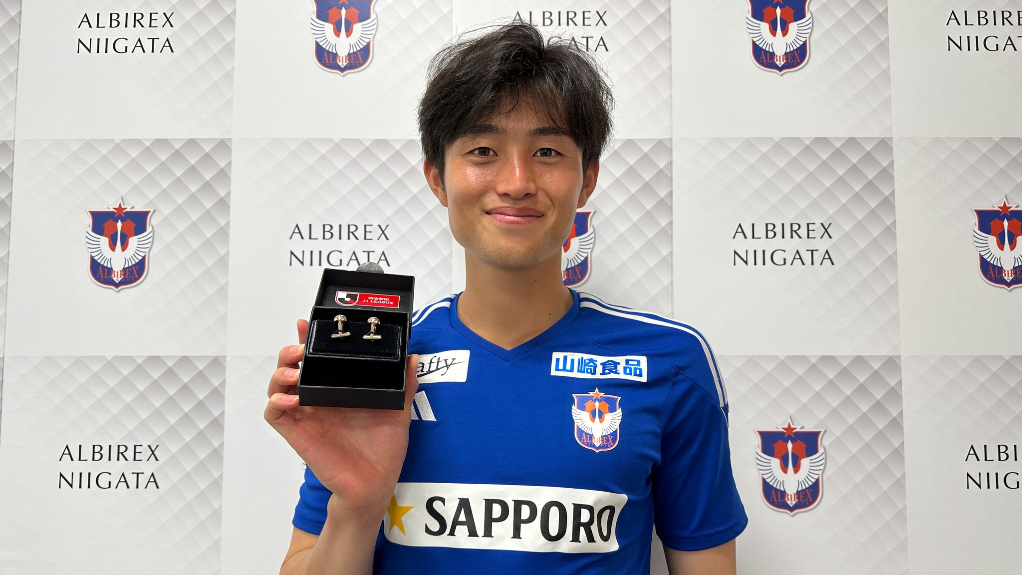 GXpr4lsakAAUoyX.jpg:large