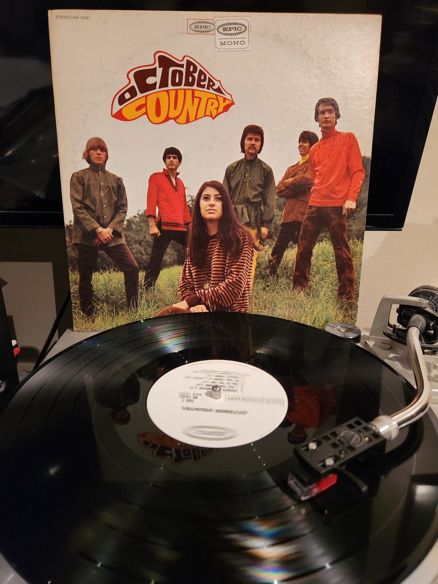 SpinVinyl1's tweet photo. October Country is the only album released in this name. The Smoke would later have some of the same members who also released 1 album. October Country is 60's pop with bits of psych with songs like My Girlfriend Is A Witch. This mono promo is rare.
#OctoberCountry #vinylrecords https://t.co/sM6LkFBws2