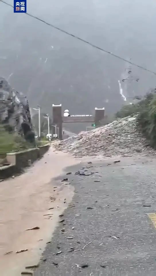 globaltimesnews's tweet image. All staff and pandas at the Shenshuping and Hetaoping Panda bases in Wolong, Wenchuan, SW China&apos;s Sichuan Province are safe after heavy rain on Mon triggered #mudslides, cutting off the access to several towns. The Shenshuping Panda Base has been closed due to blocked roads,…