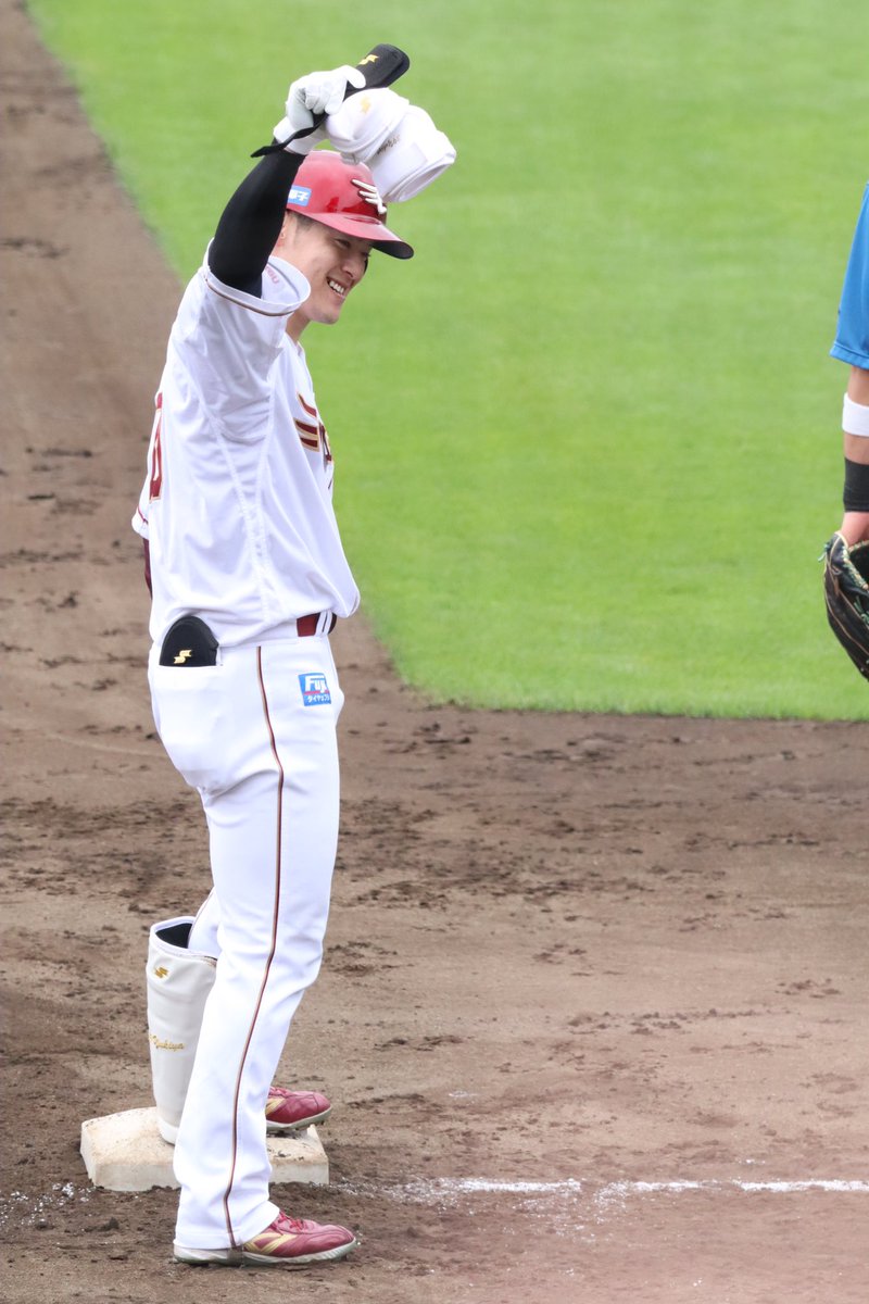 _Eonlystar's tweet photo. 240914 楽天モバイルパーク宮城

笑顔弾けたスリーベース！😭

#伊藤裕季也 選手 https://t.co/8NlVbktlqE