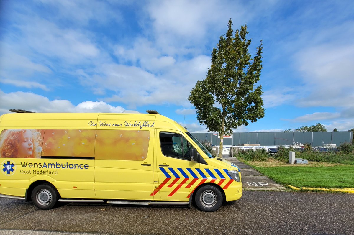 AlleJanHeida's tweet photo. Gisteren, in samenwerking met Wens ambulance Oost Nederland, de Markol gratis beschikbaar gesteld voor een wensvaart voor een bewoner uit Winterswijk. De beste man en zijn familie hebben.genoten.
#grou #sgwg https://t.co/10X5IdVO7j