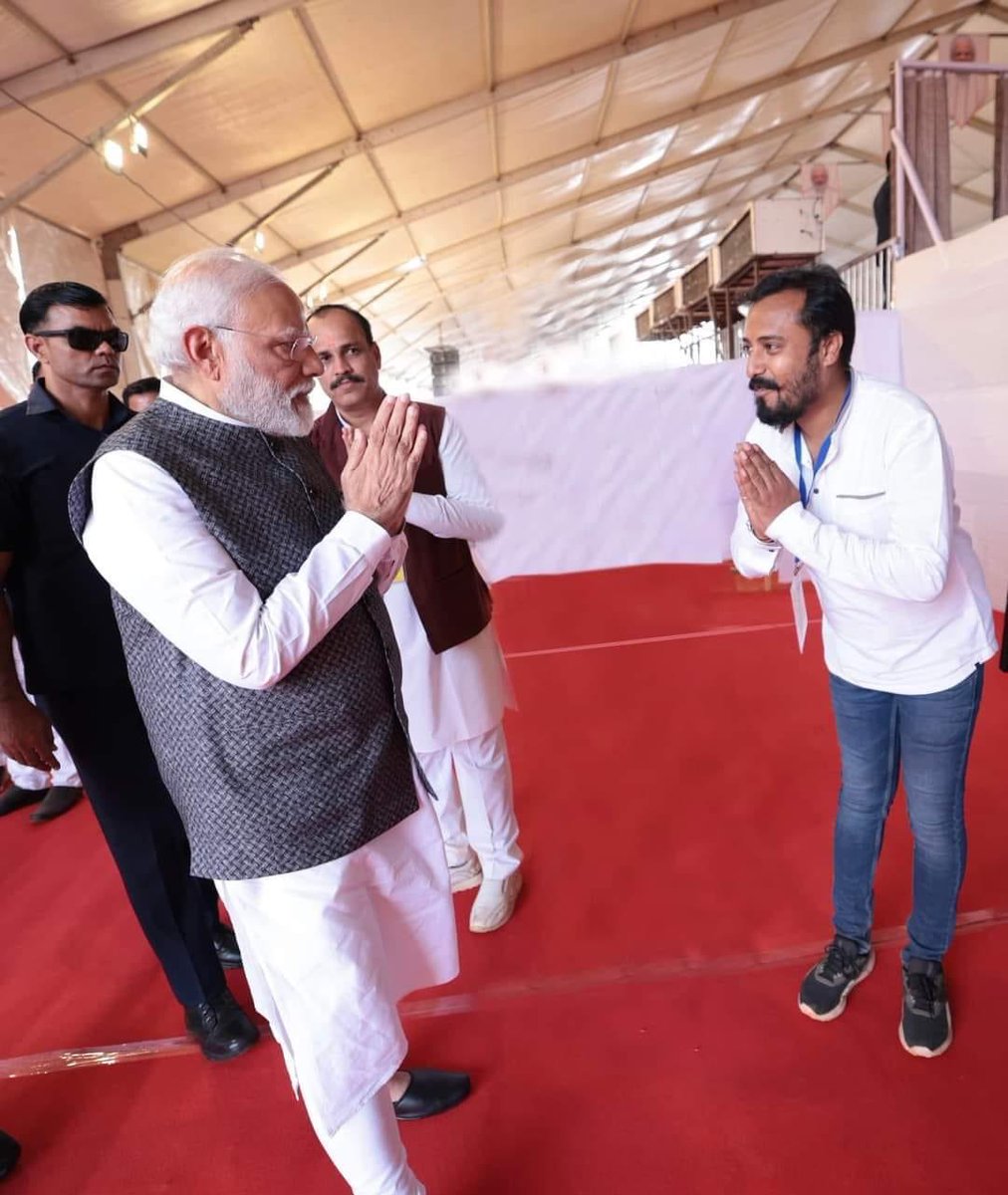 Gaurav_Gaurish's tweet photo. भारत को “भारत”
का गौरव दिलाने वाले यशस्वी,
तेजस्वी और ओजस्वी प्रधान मन्त्री
मा.श्री @narendramodi जी को जन्म दिवस की आत्मीय बधाई और अनंत शुभ कामनायें………💐
#HappyBdayModij
@HitanandSharma https://t.co/6yVJicbaqZ