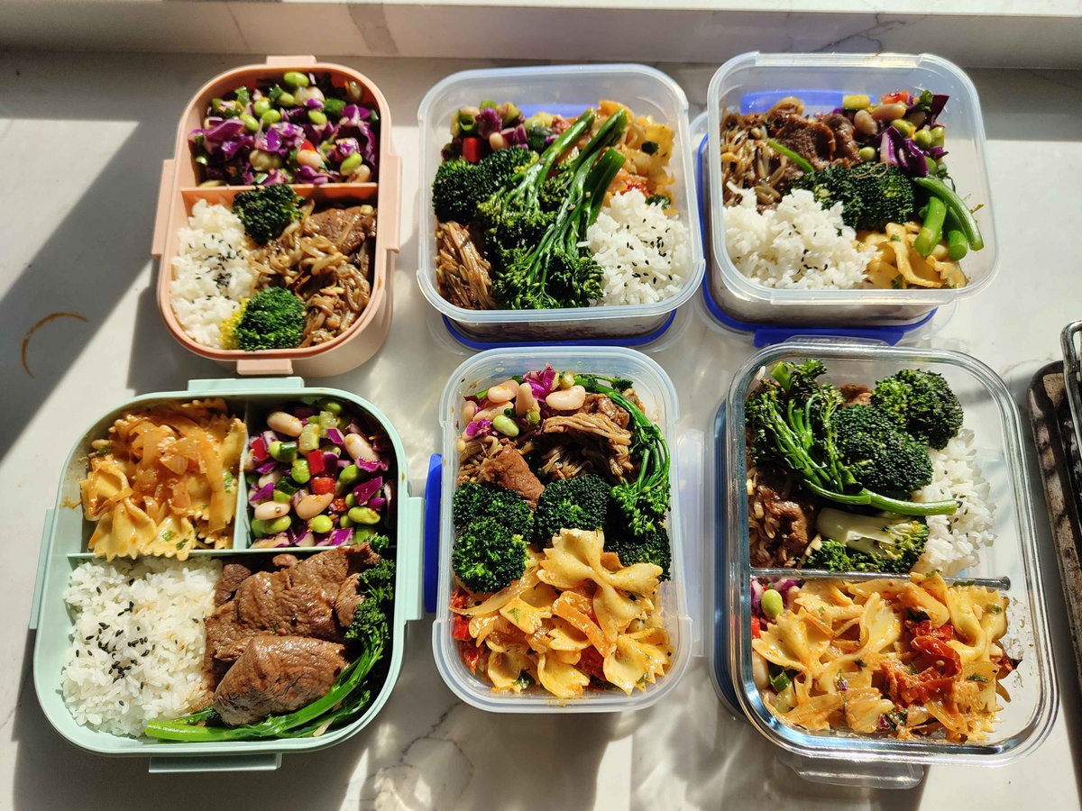 IcedTeaBee's tweet photo. Meal prep!! ft. The High Slaystress @iflybees π₯Ήπ§‘ #TBEats https://t.co/HYh1mJL7nI